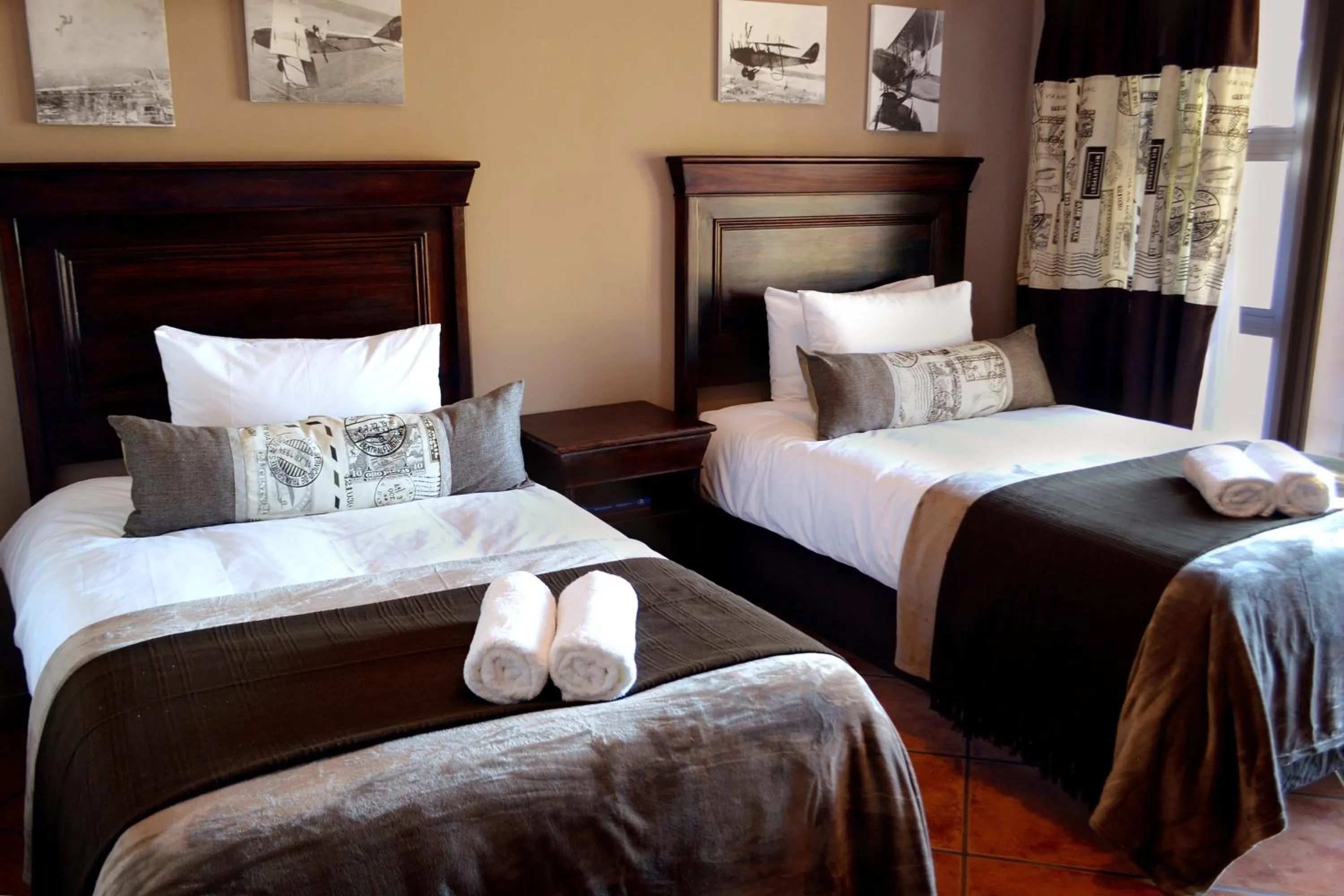 Photo of the whole room, Bed in Barnstormers Rest