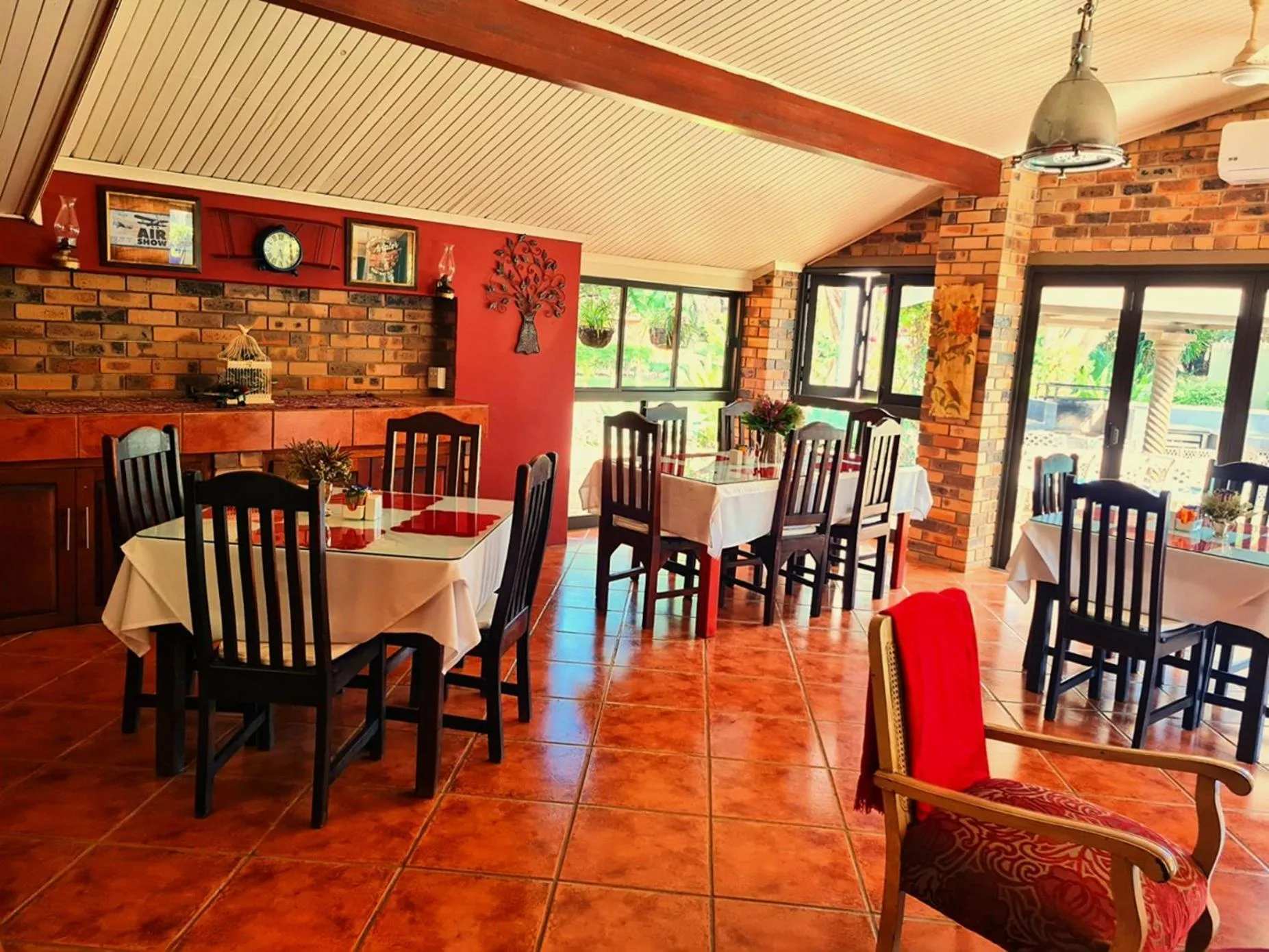 Dining area in Barnstormers Rest