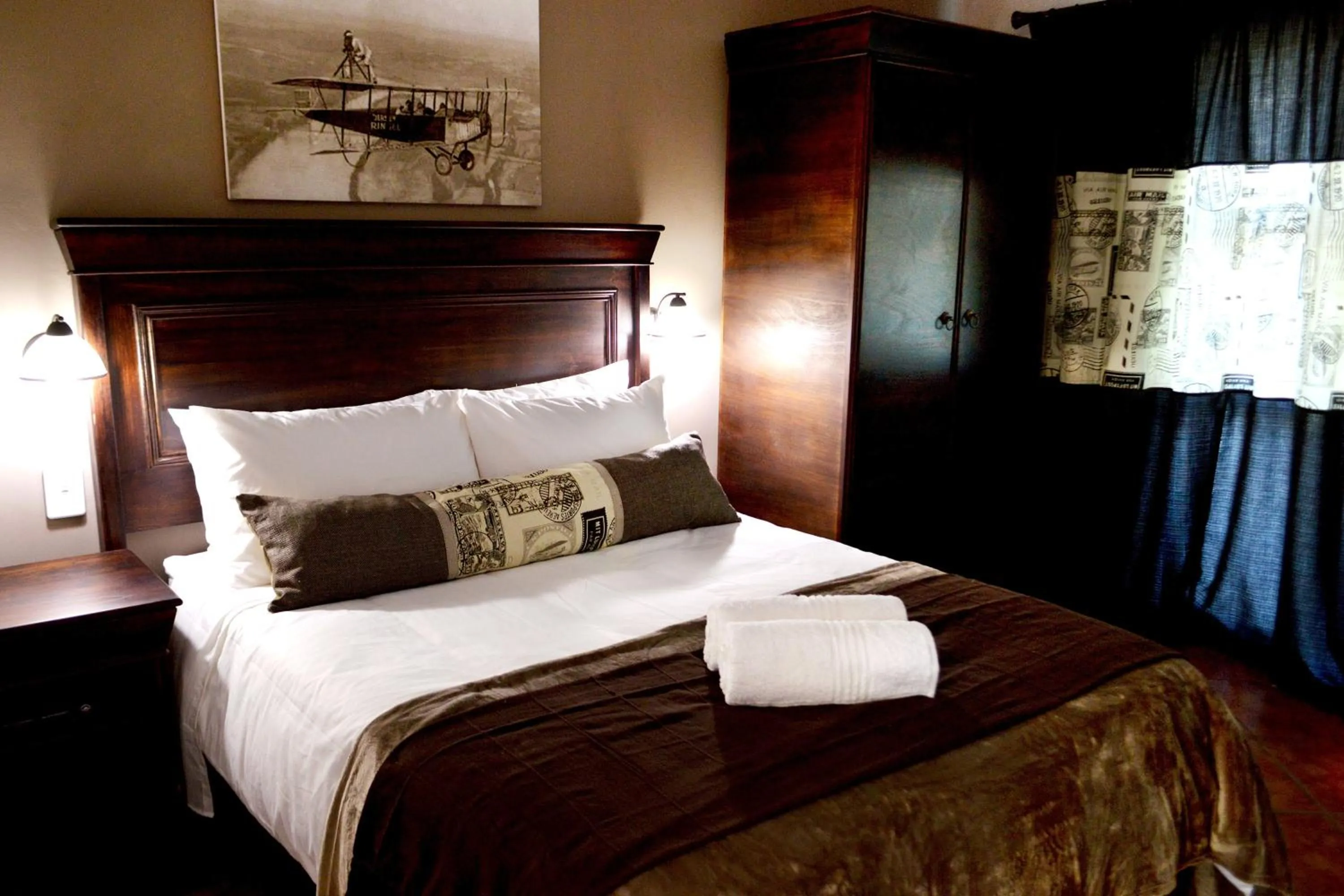 Photo of the whole room, Bed in Barnstormers Rest