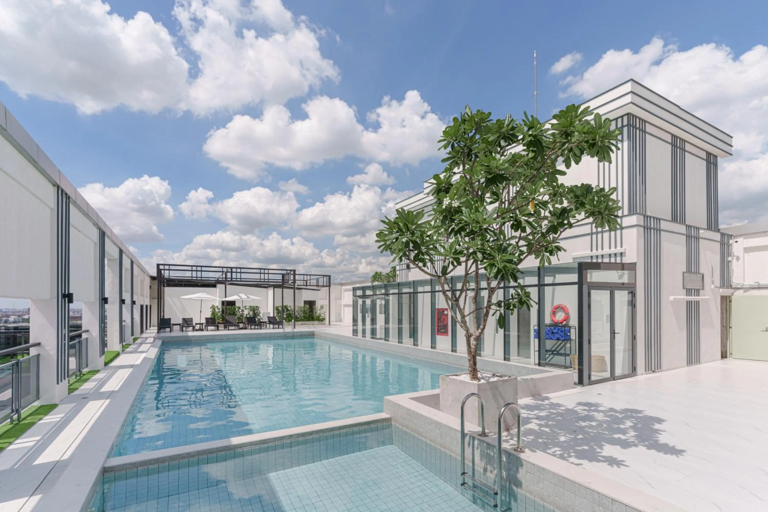 Swimming pool in Shenzhen Tower Hotel Bangkok