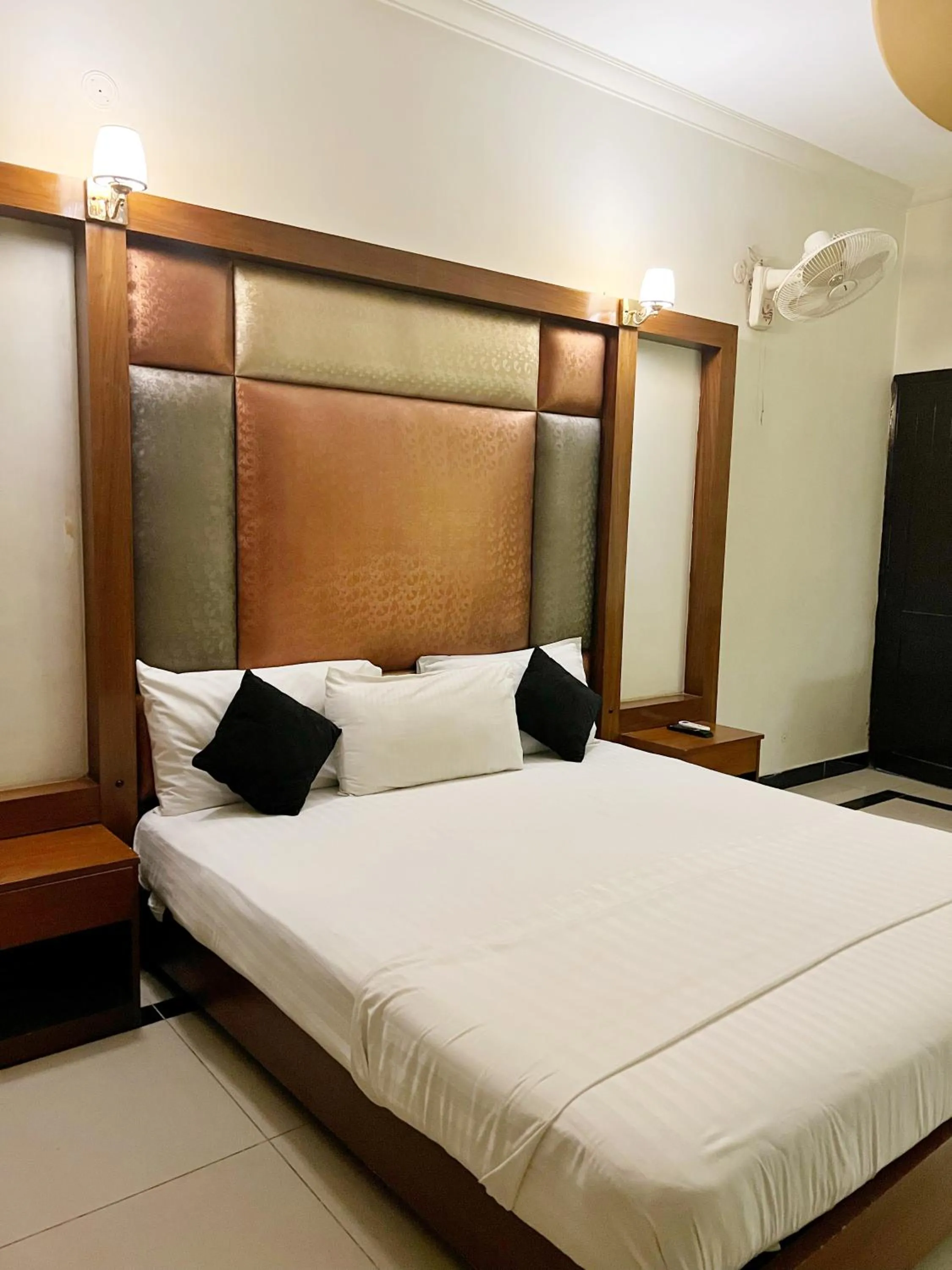 Bed in The Grand Hotel Multan