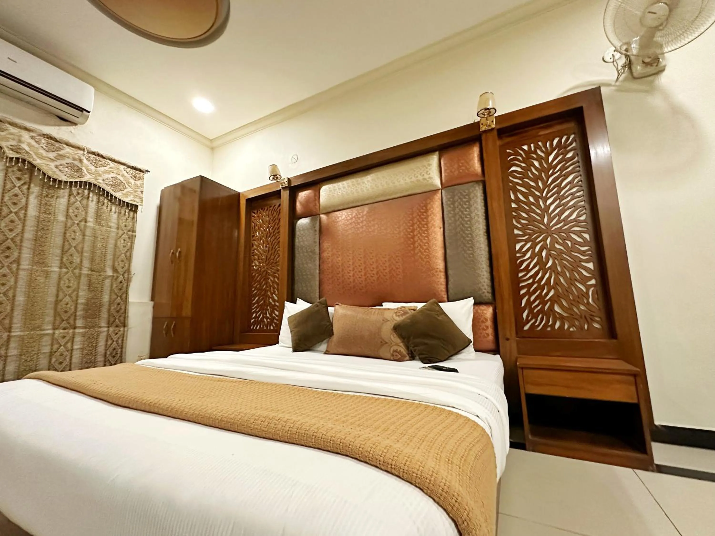 Bed in The Grand Hotel Multan