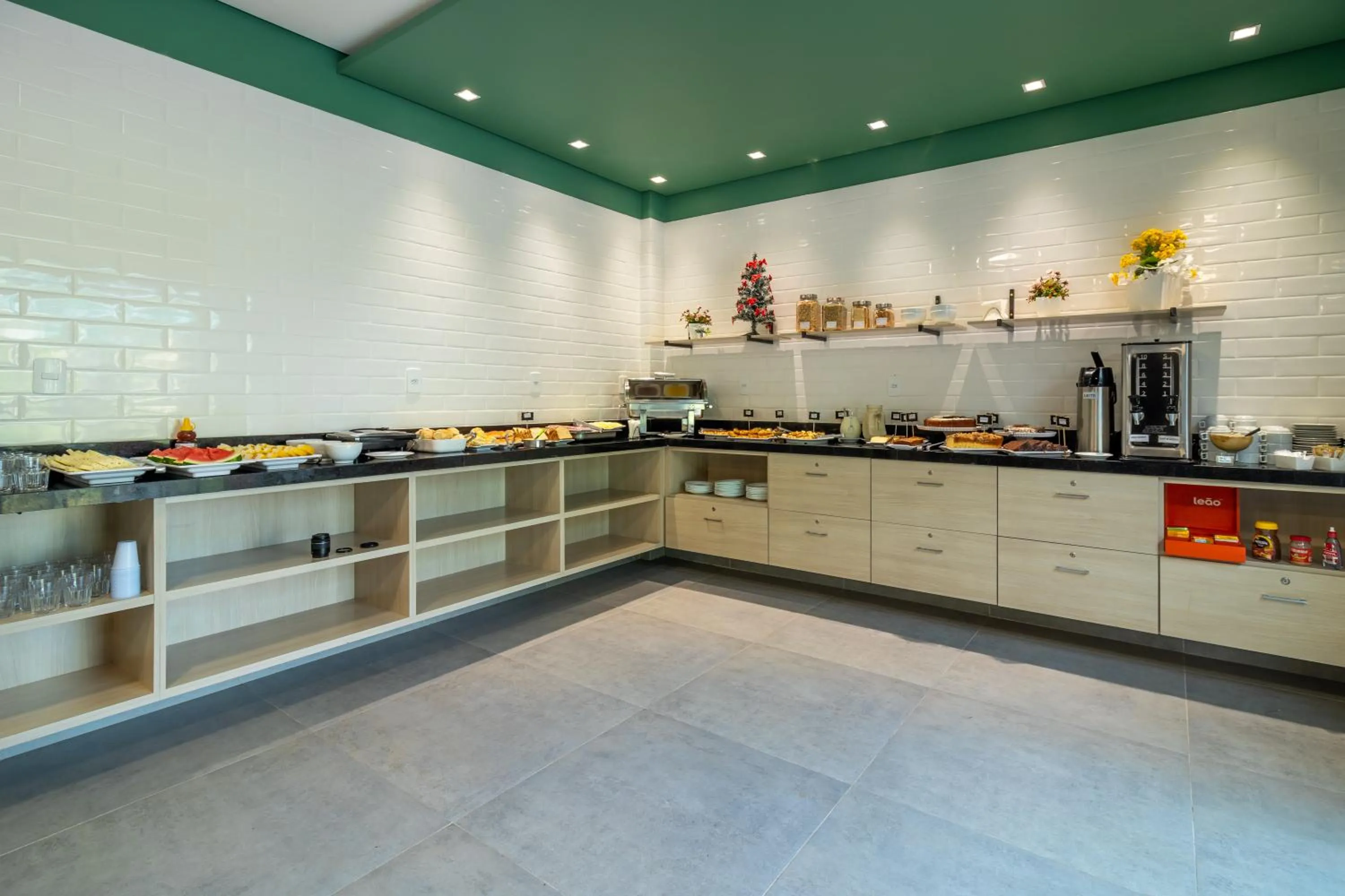 Coffee/tea facilities in Hotel Los Angeles