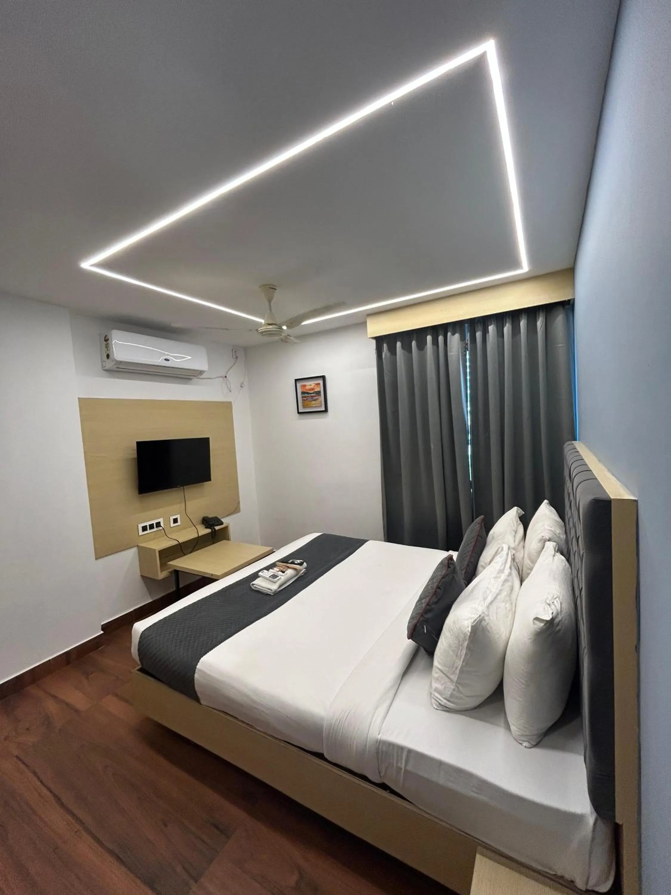 Bed in Wild Wings Premium Hotel