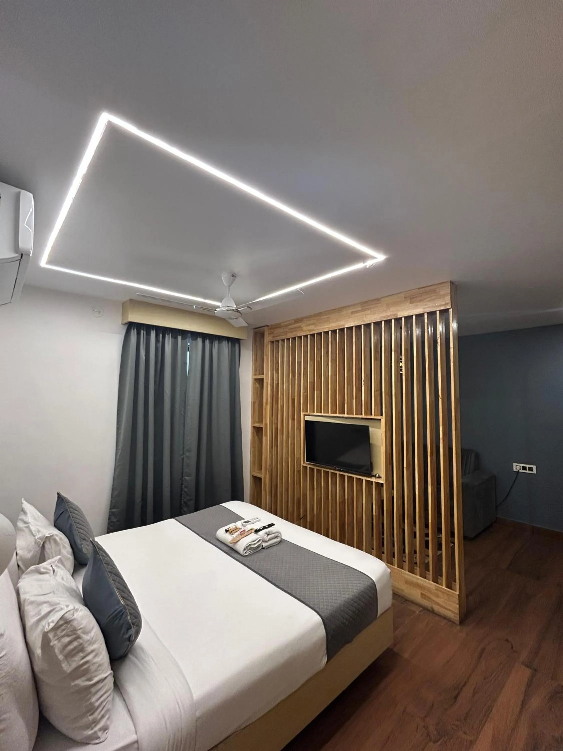 Bed in Wild Wings Premium Hotel