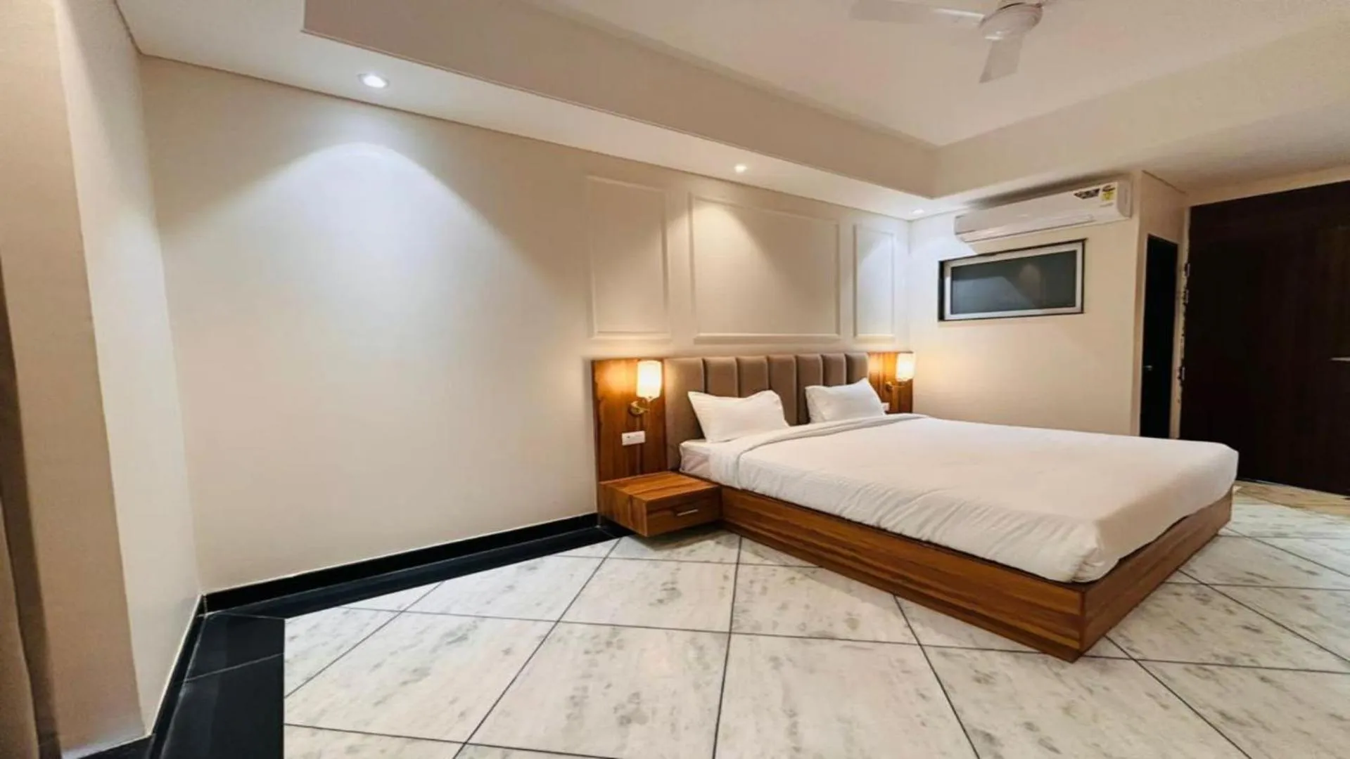 Bed in Jaipur Hotel Saaj Mansion