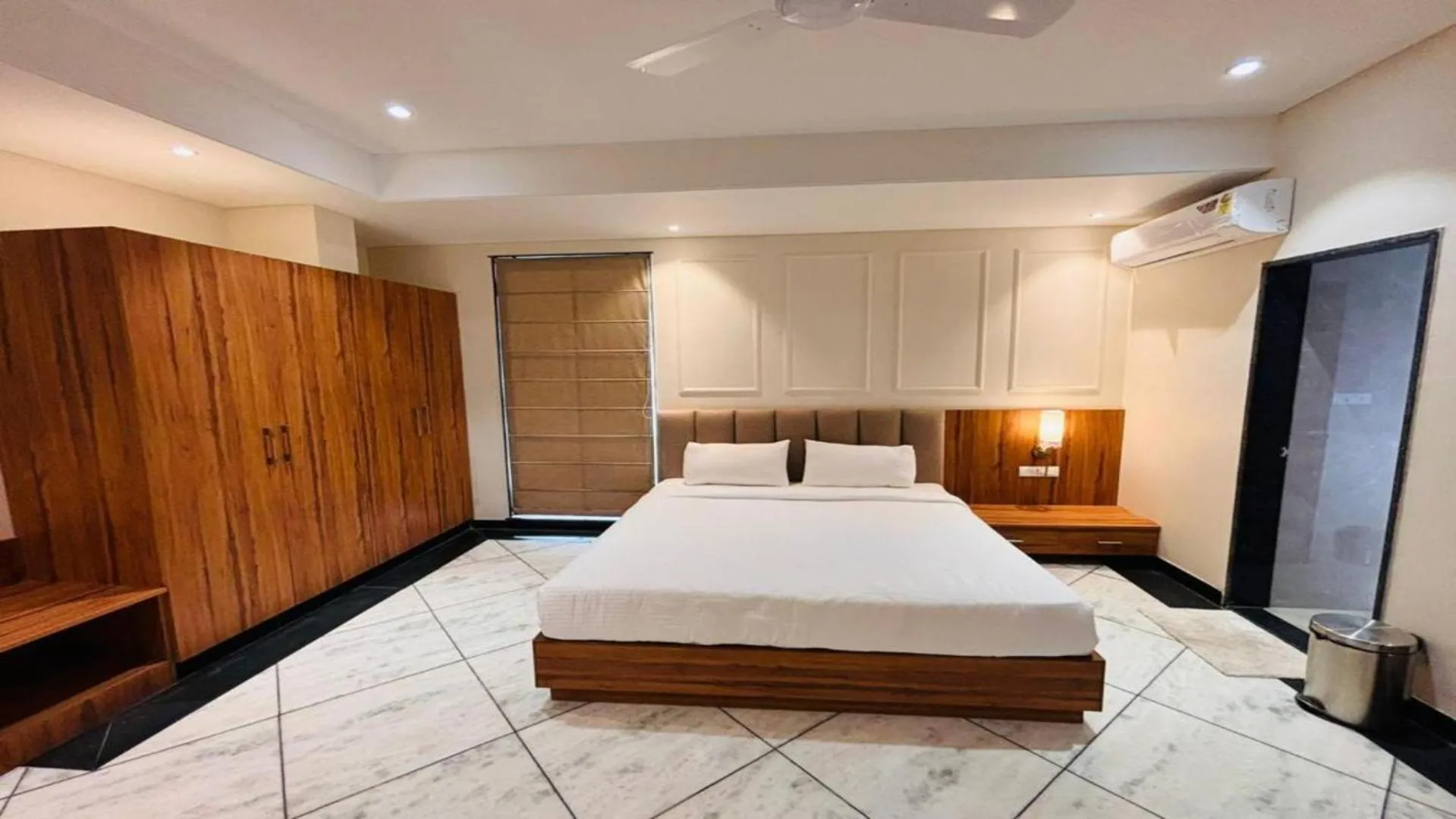 Bed in Jaipur Hotel Saaj Mansion