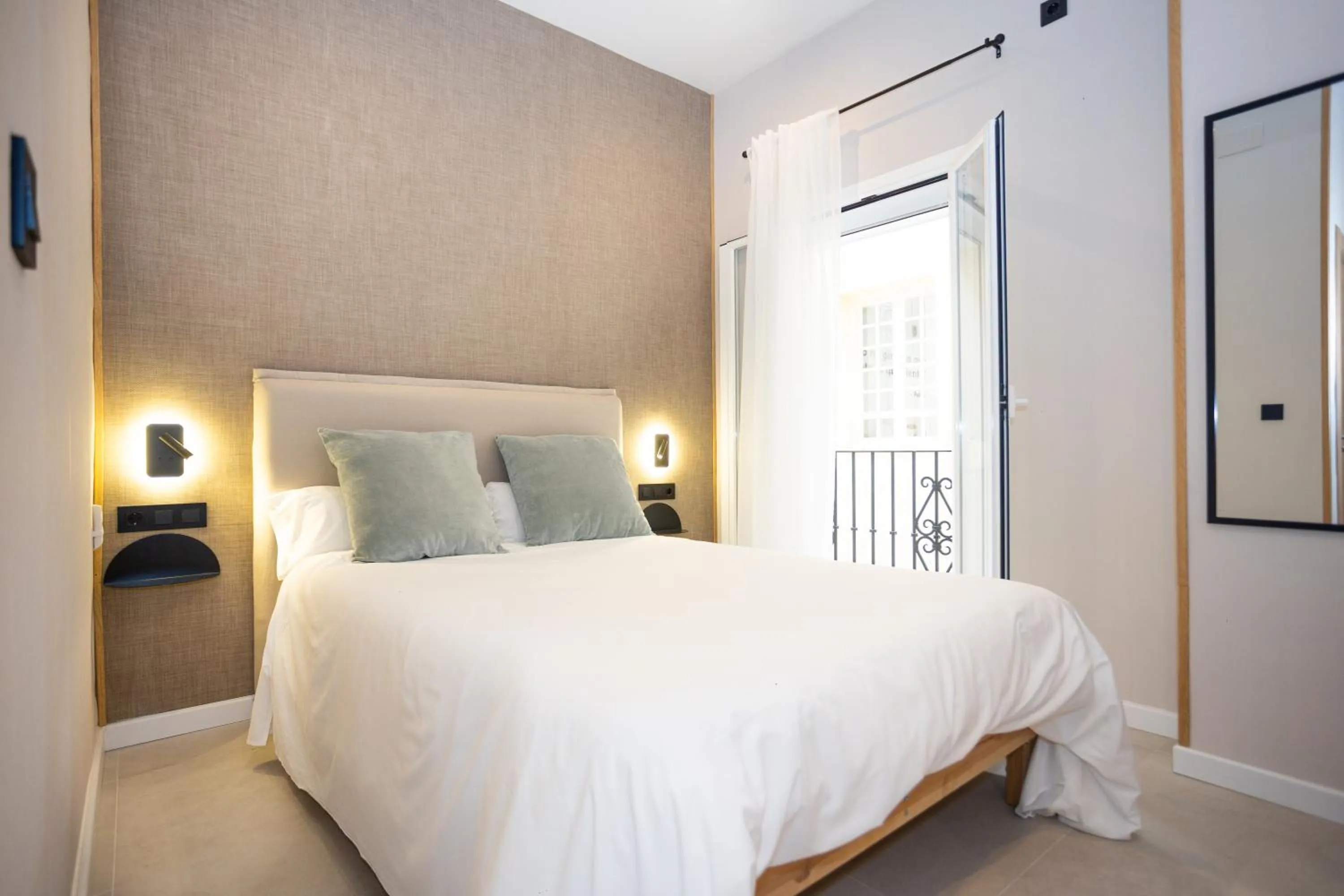 Bed in Chinitas Urban Rooms