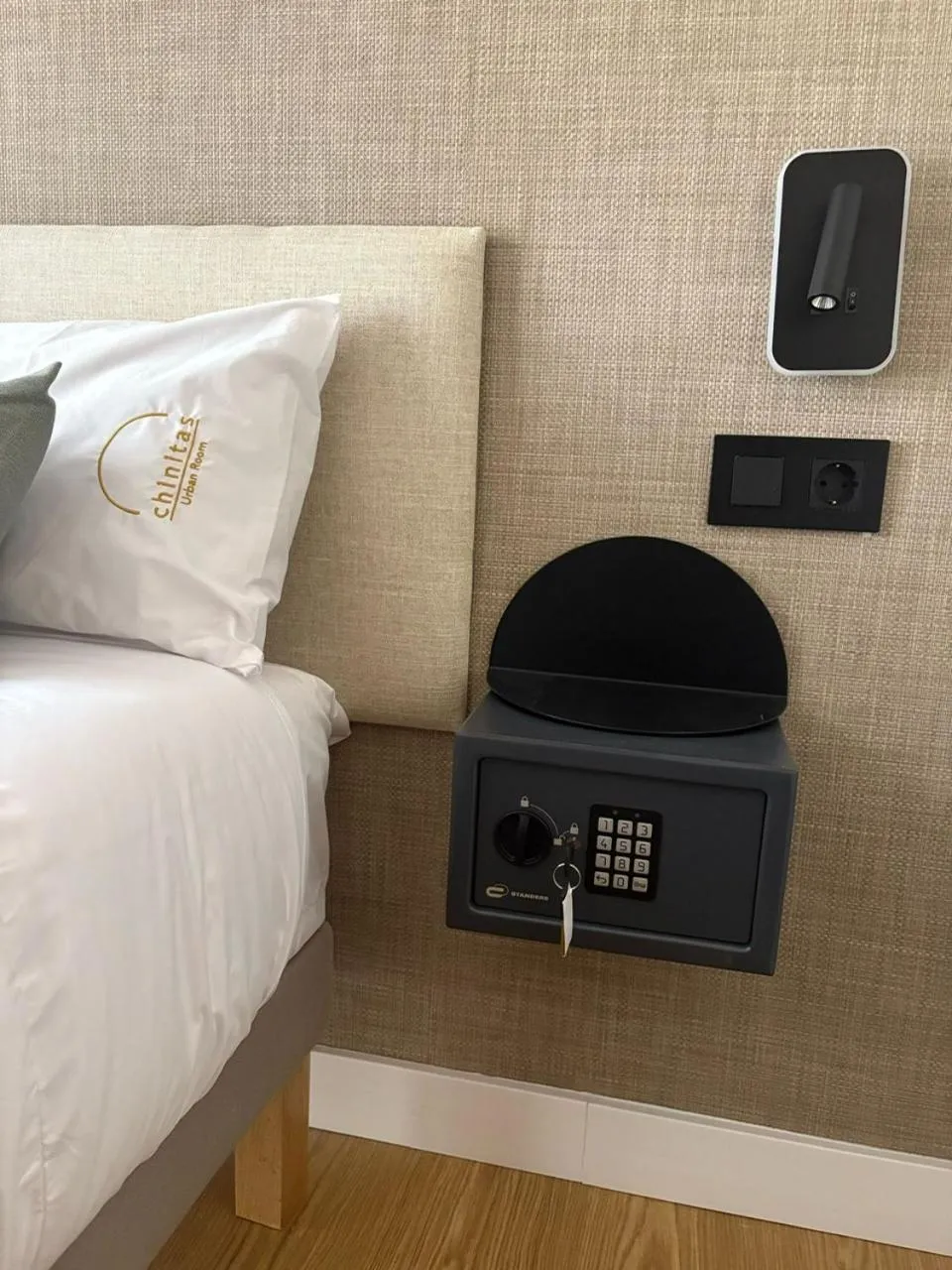 safe, Bed in Chinitas Urban Rooms