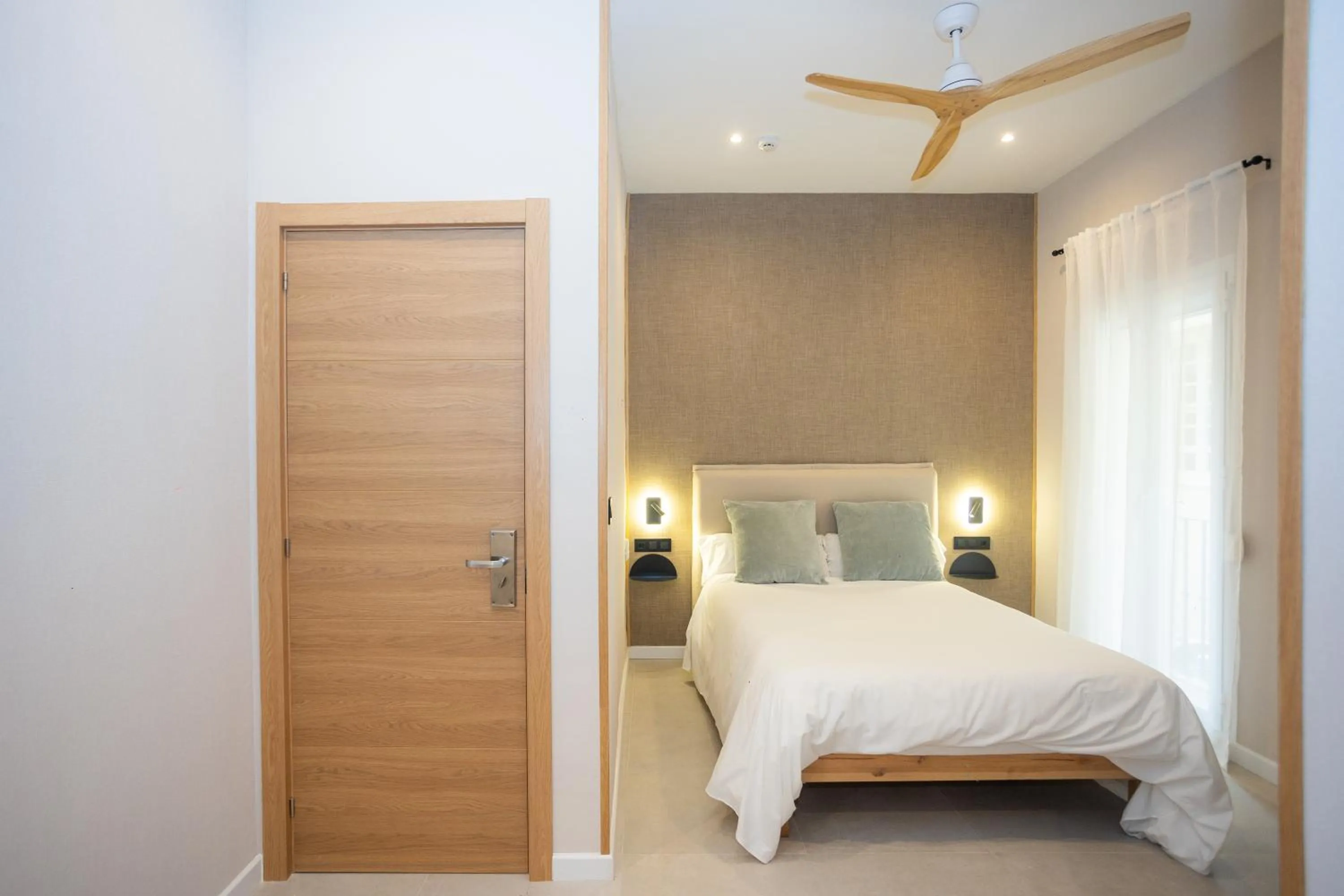 Bed in Chinitas Urban Rooms