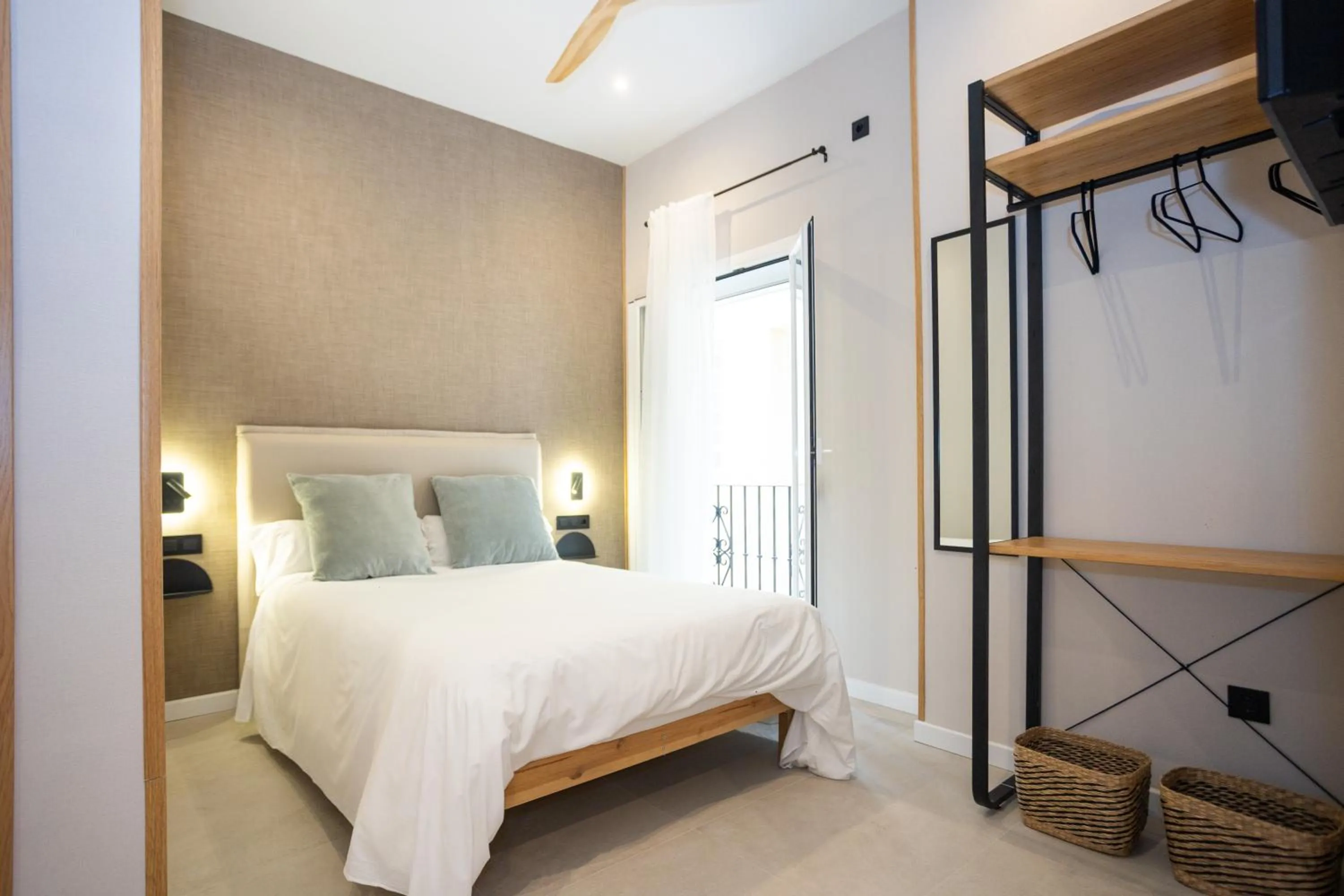 Bed in Chinitas Urban Rooms