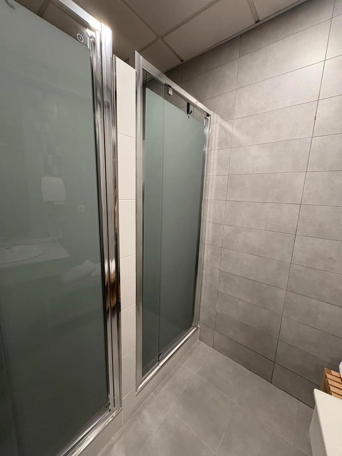 Shower in Chinitas Urban Rooms