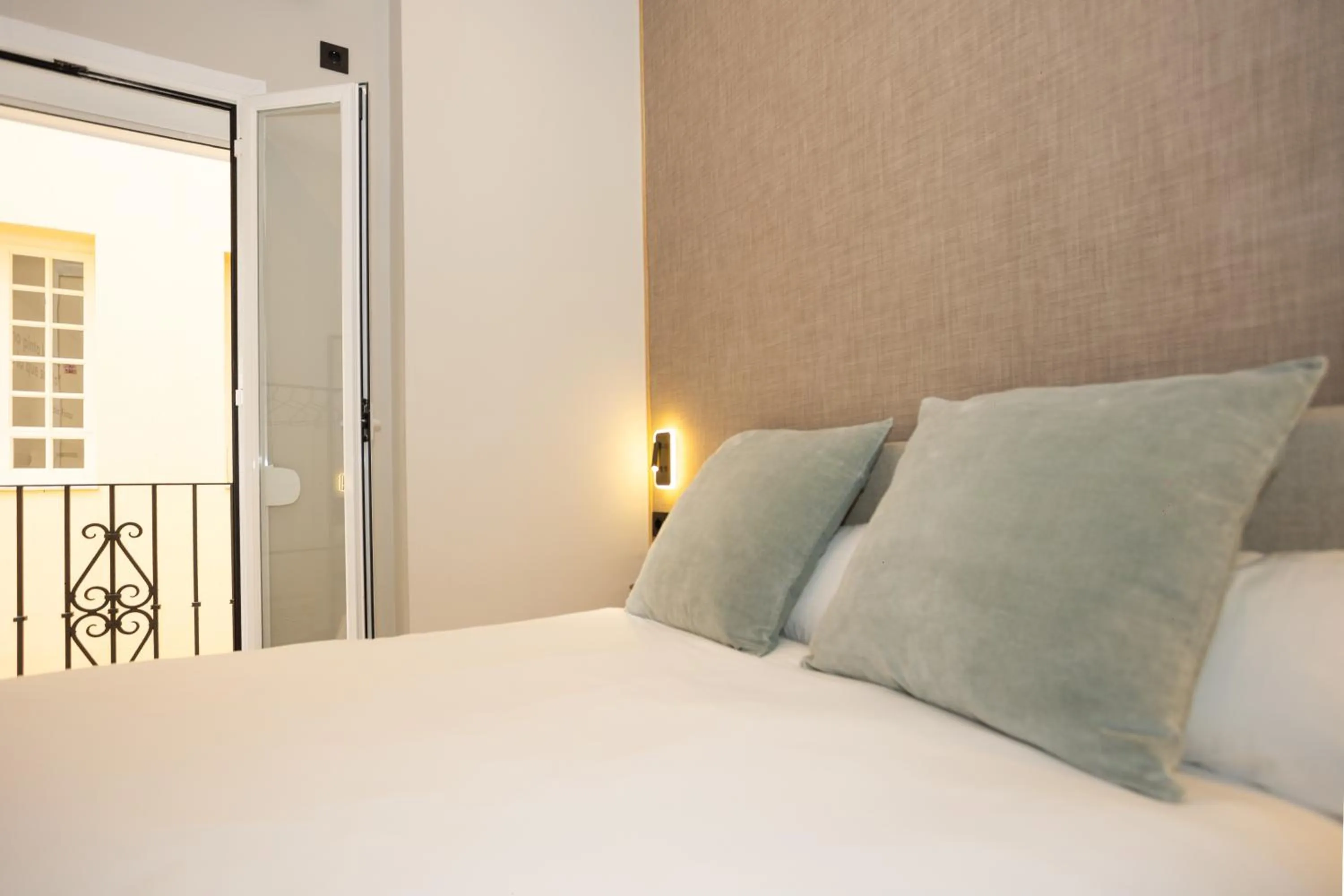 Bed in Chinitas Urban Rooms