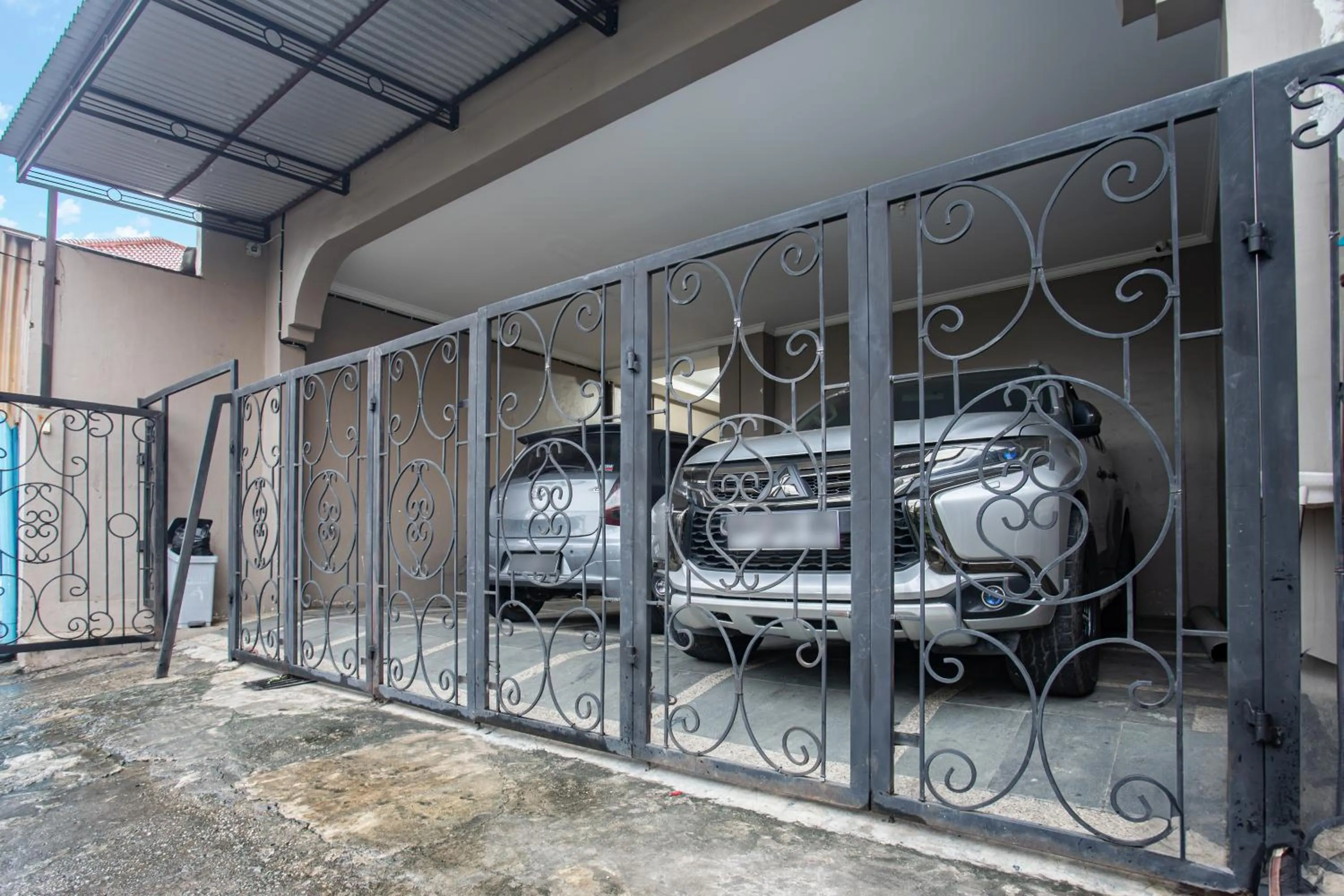 Facade/entrance in Hotel O Almahyra Guest House Syariah