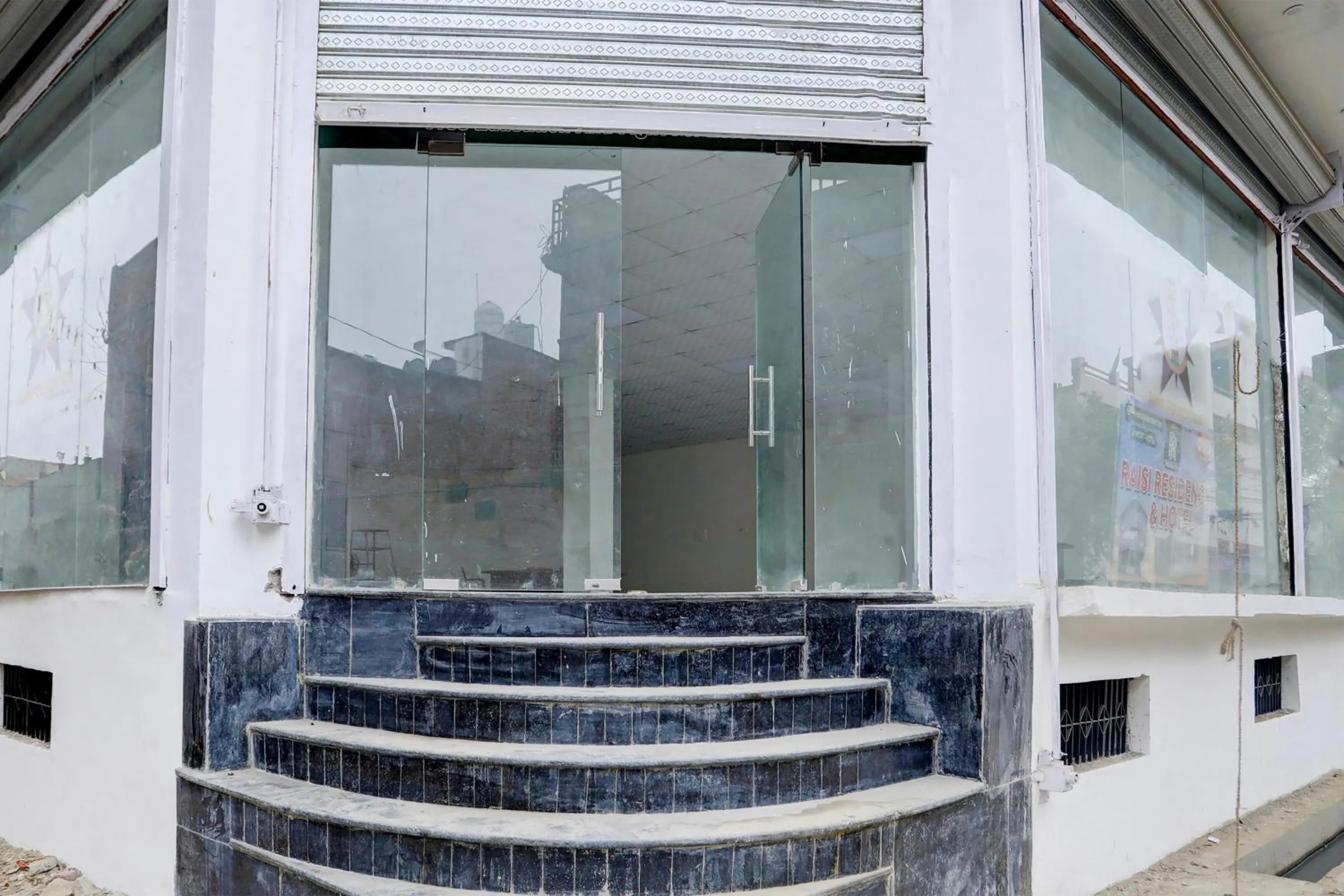 Facade/entrance in Hotel O Raisi Residency Hotel