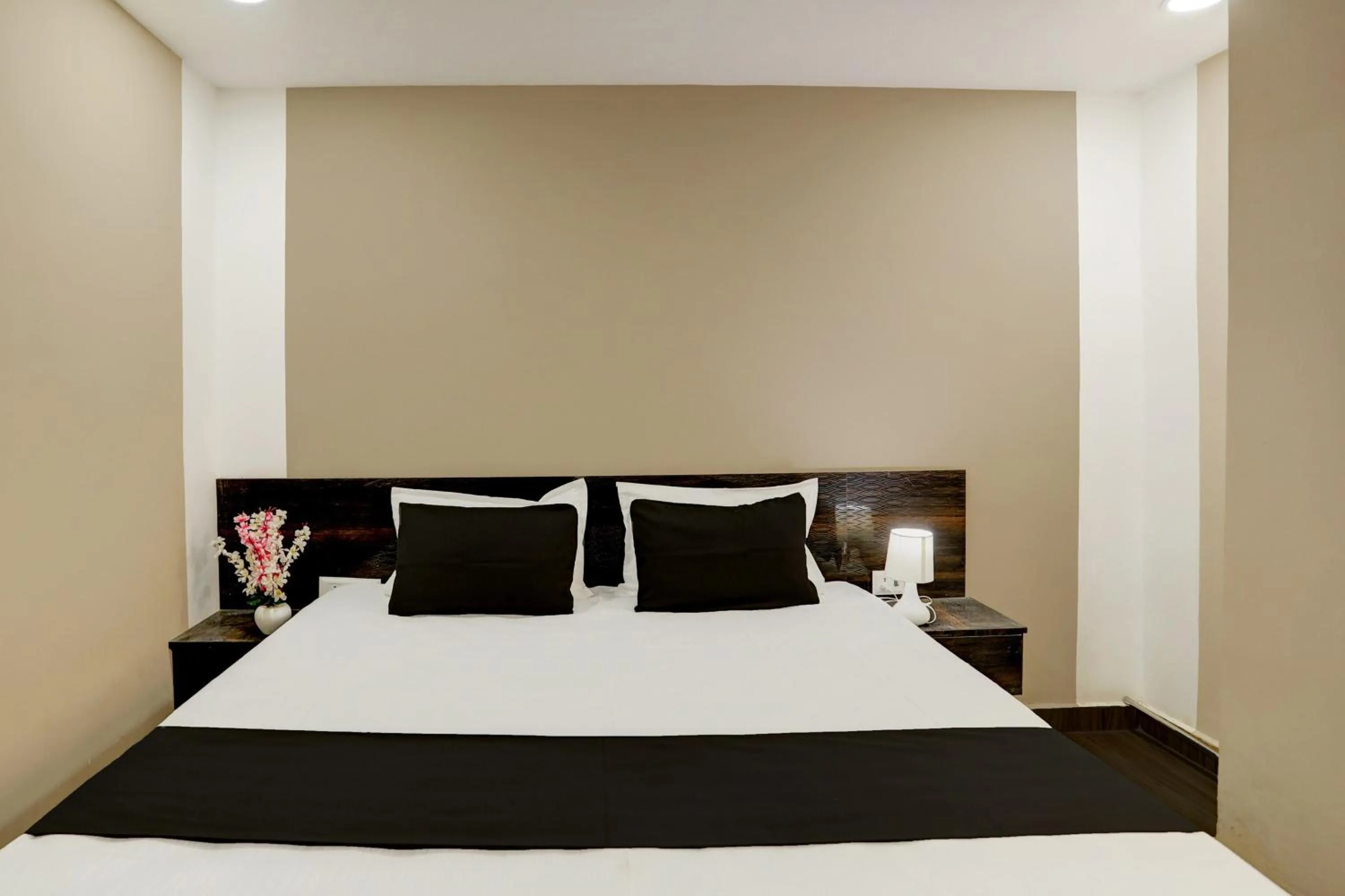 Bedroom, Bed in Hotel O Raisi Residency Hotel