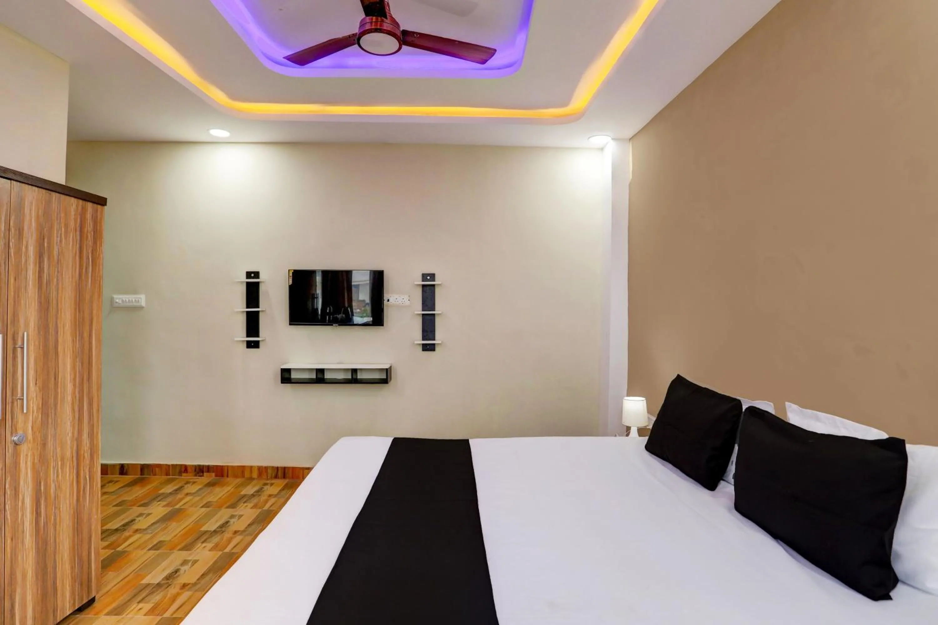 Bedroom, Bed in Hotel O Raisi Residency Hotel