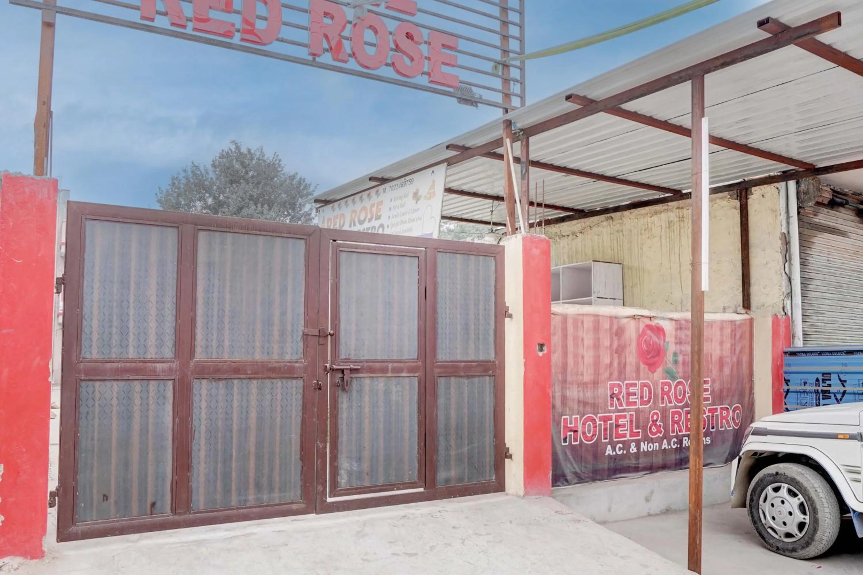 Facade/entrance in Hotel O RED ROSE HOTEL