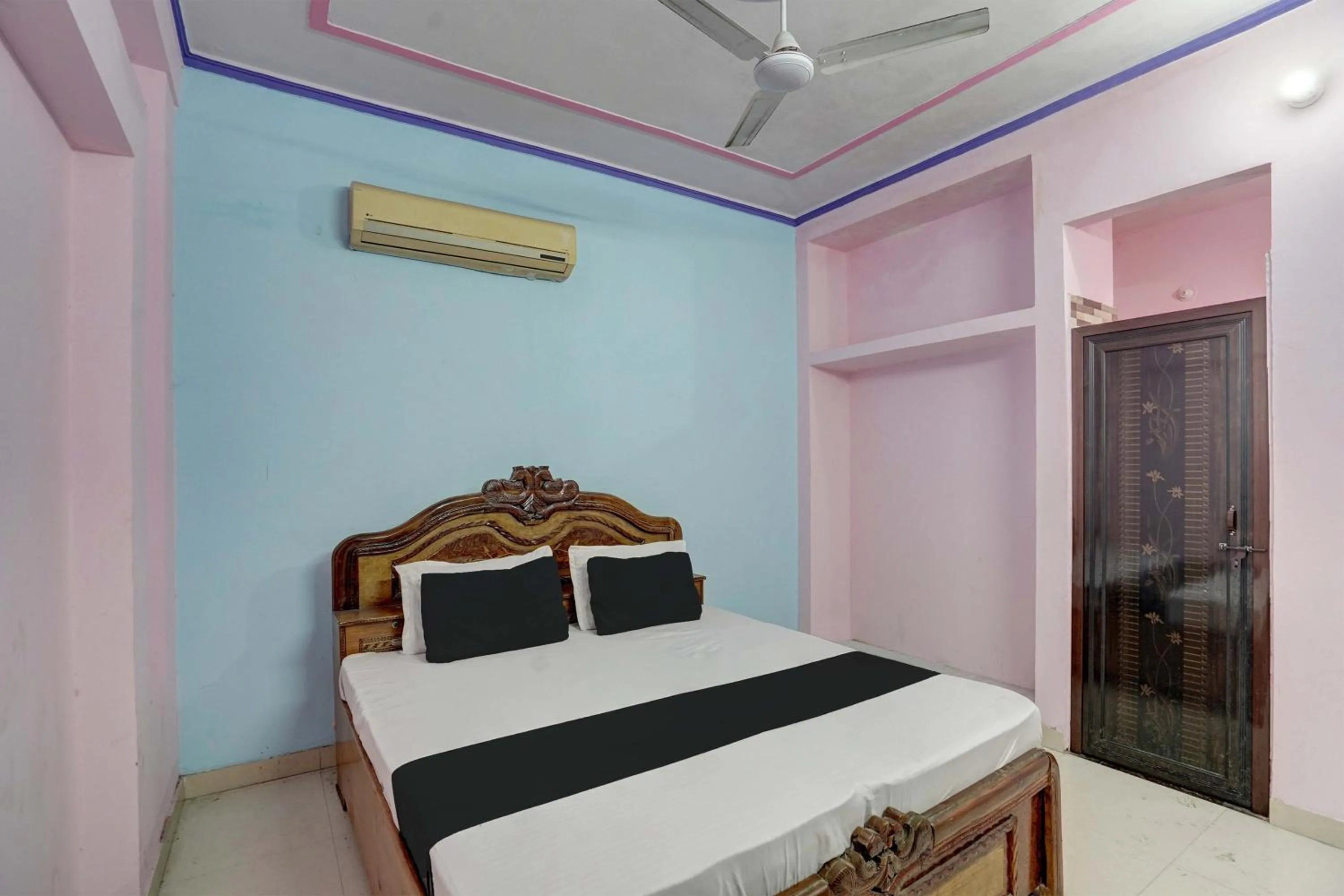 Bedroom in Hotel O RED ROSE HOTEL