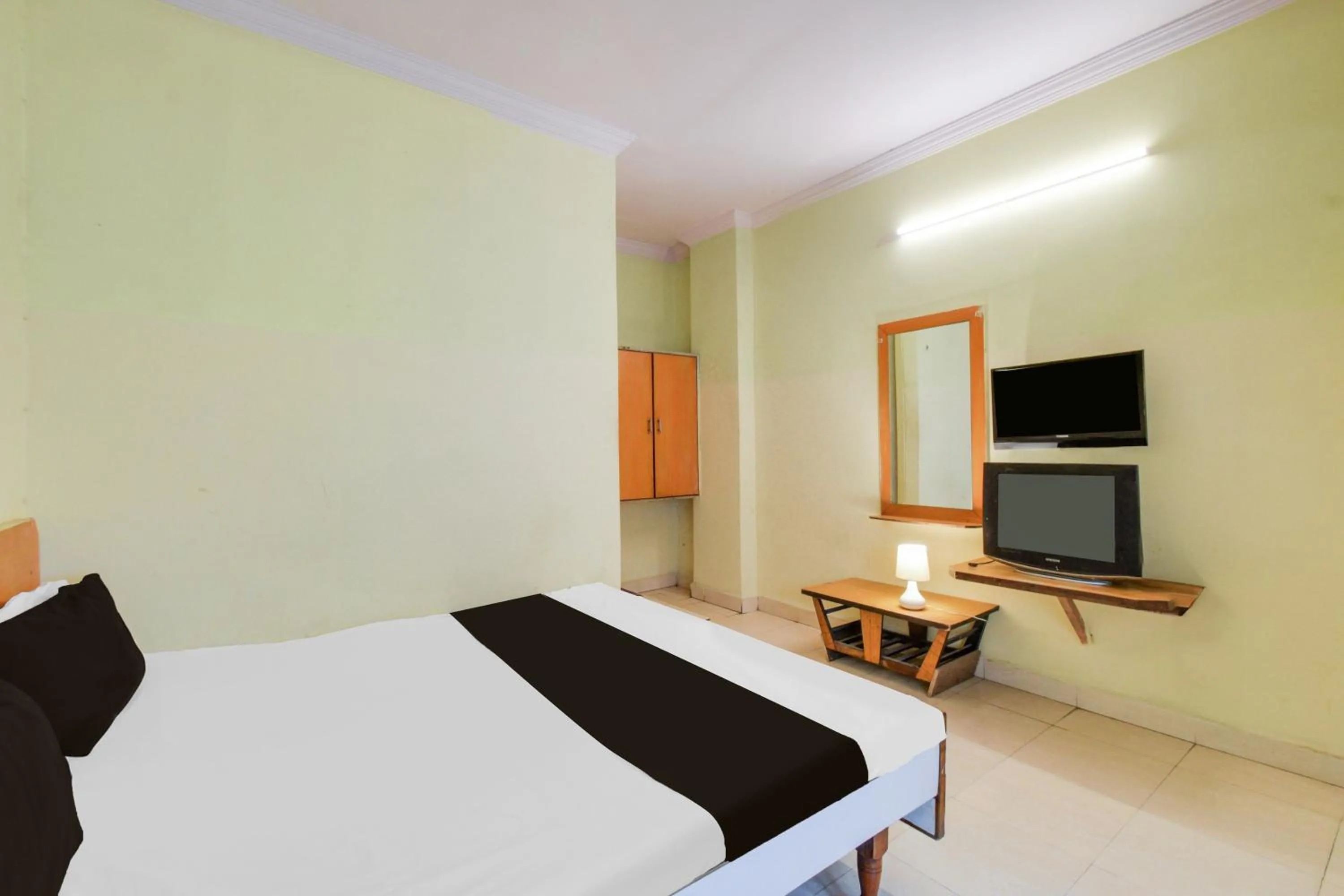 Bedroom in Hotel O New Sri Sai Amaravati Lodge
