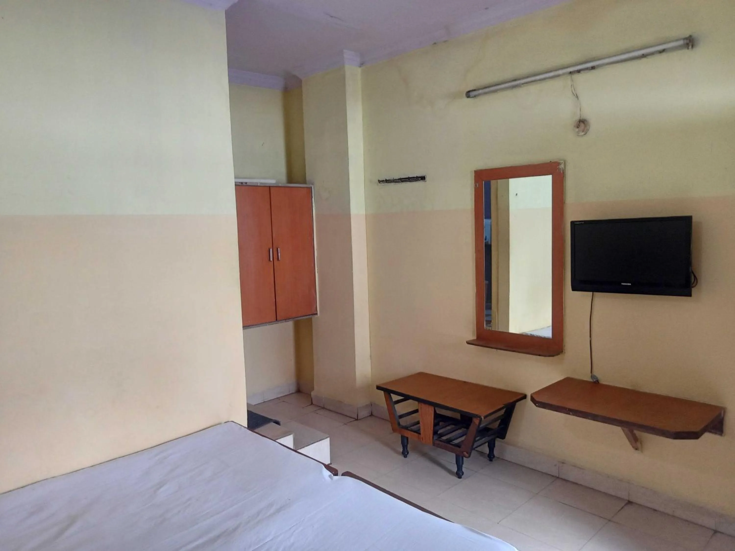 Bedroom in Hotel O New Sri Sai Amaravati Lodge