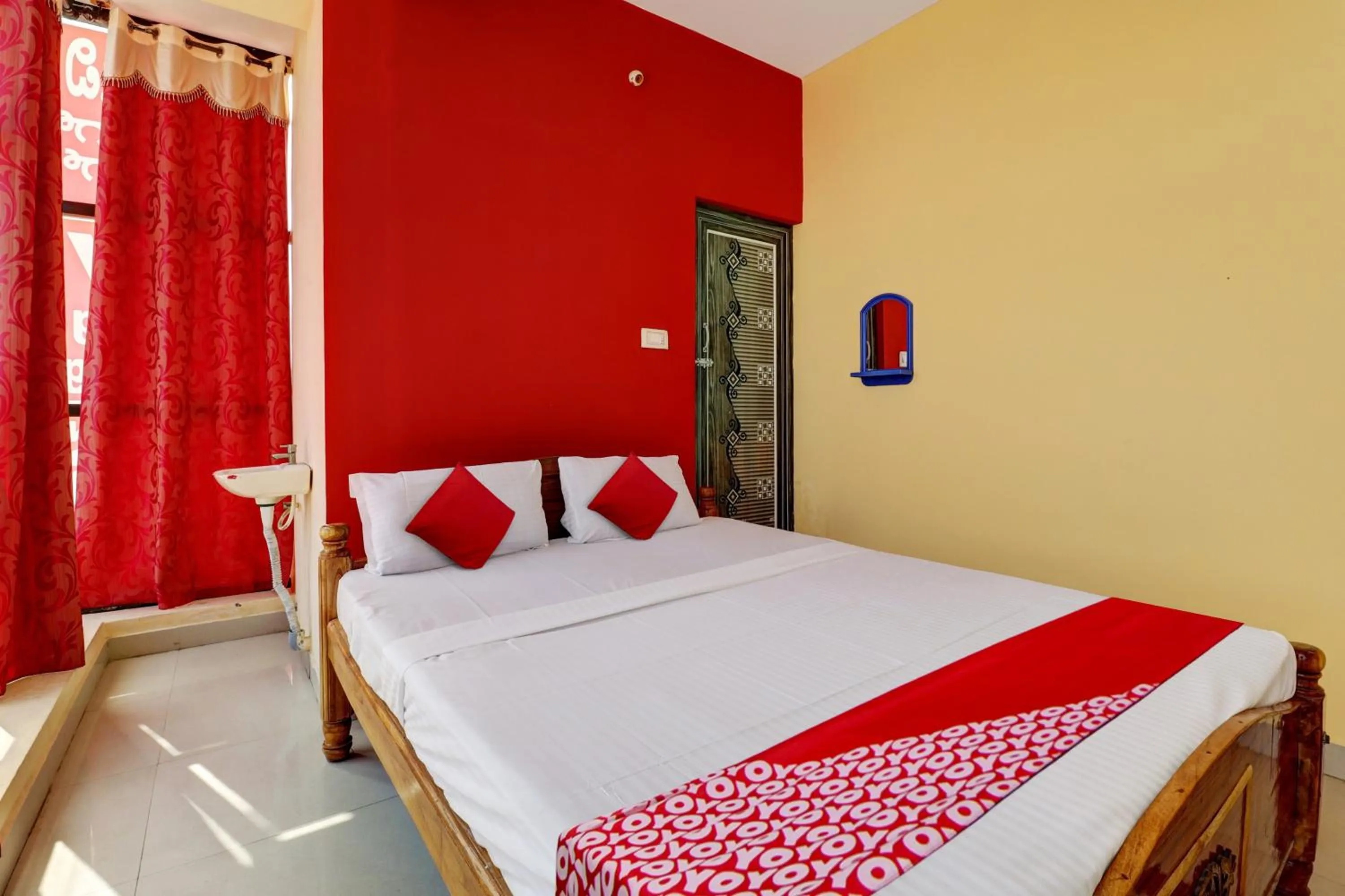 Bedroom in Hotel O S.L.V Boarding & Lodging