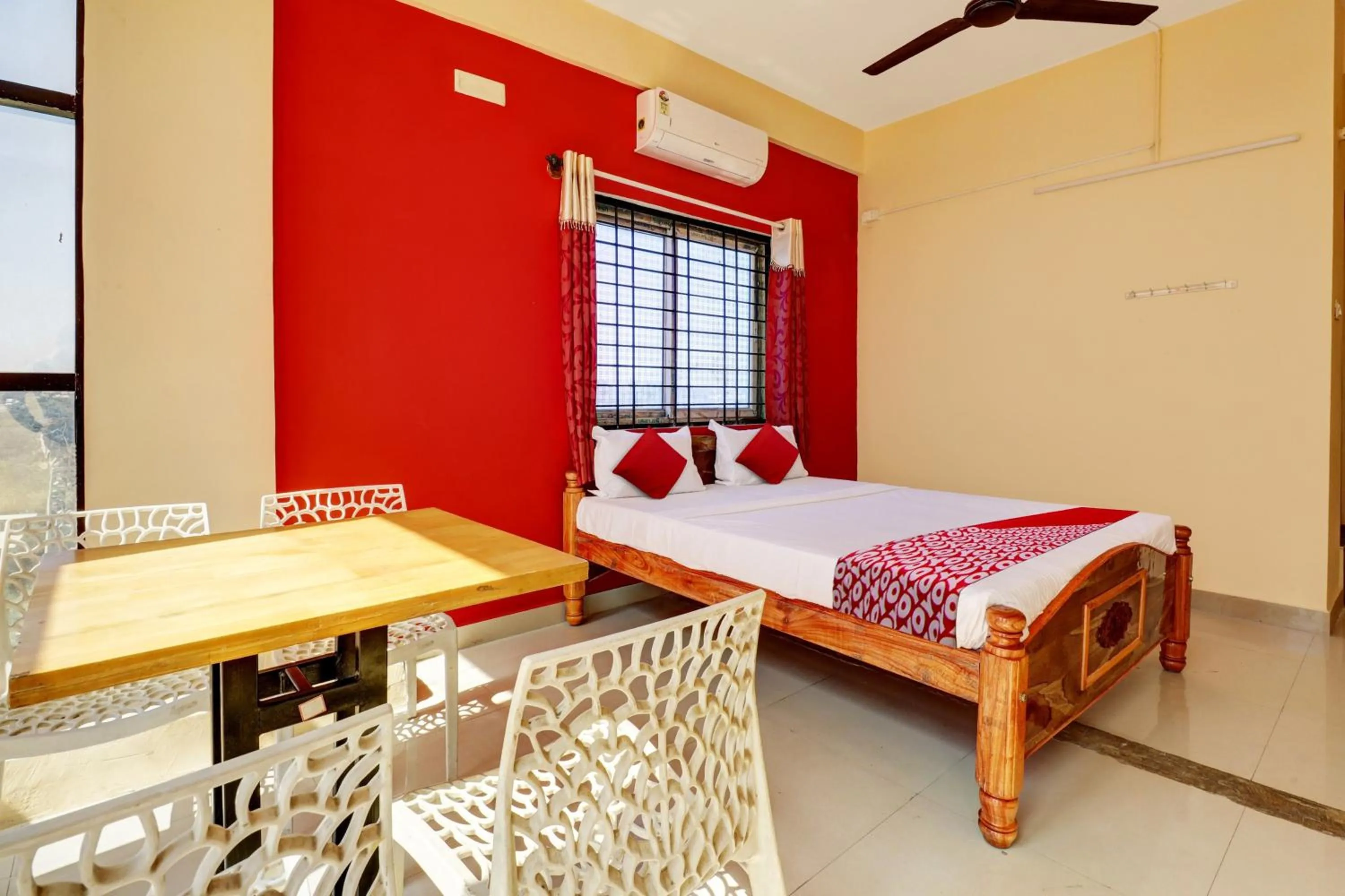 Bedroom in Hotel O S.L.V Boarding & Lodging