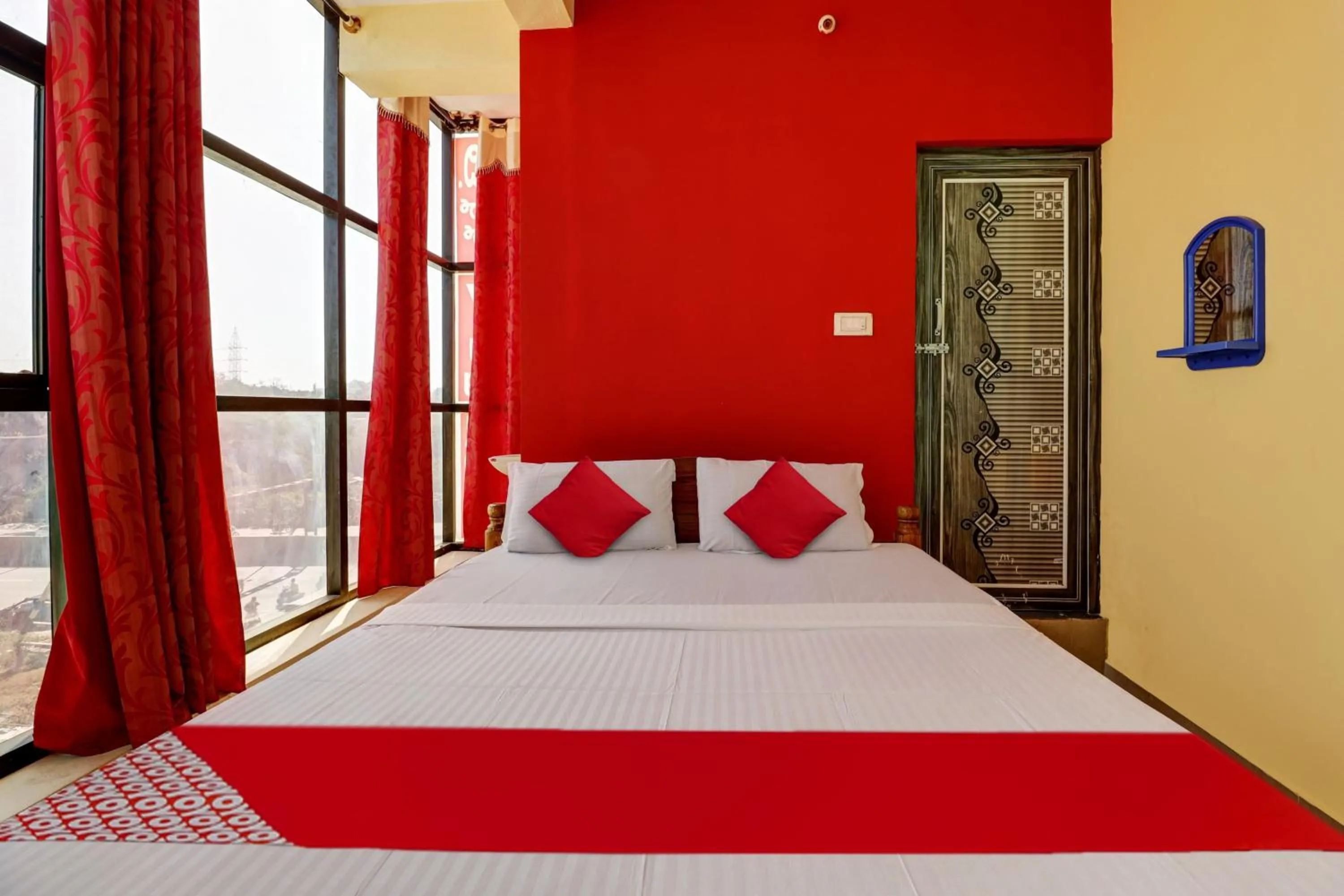 Bedroom in Hotel O S.L.V Boarding & Lodging