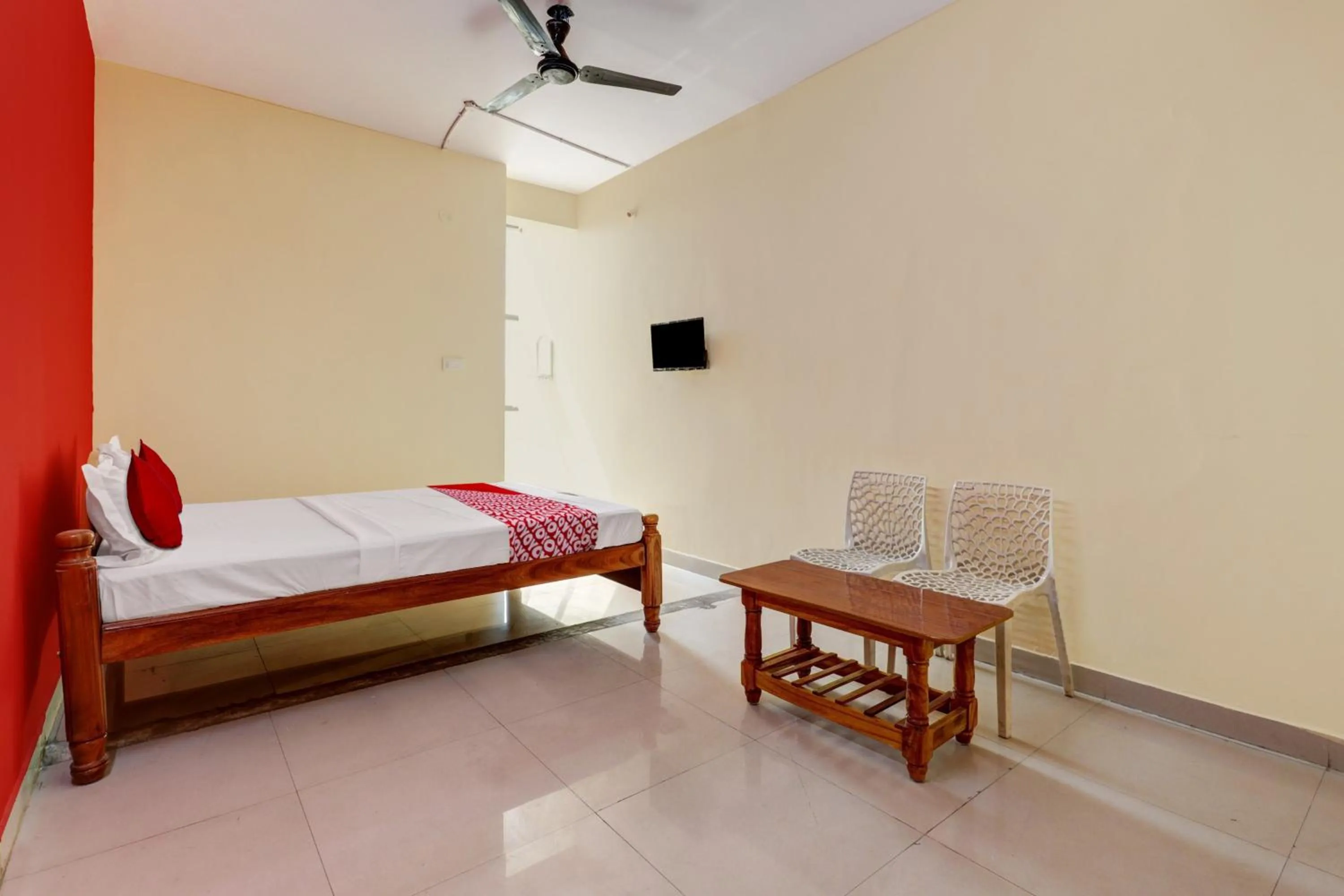 Bedroom in Hotel O S.L.V Boarding & Lodging