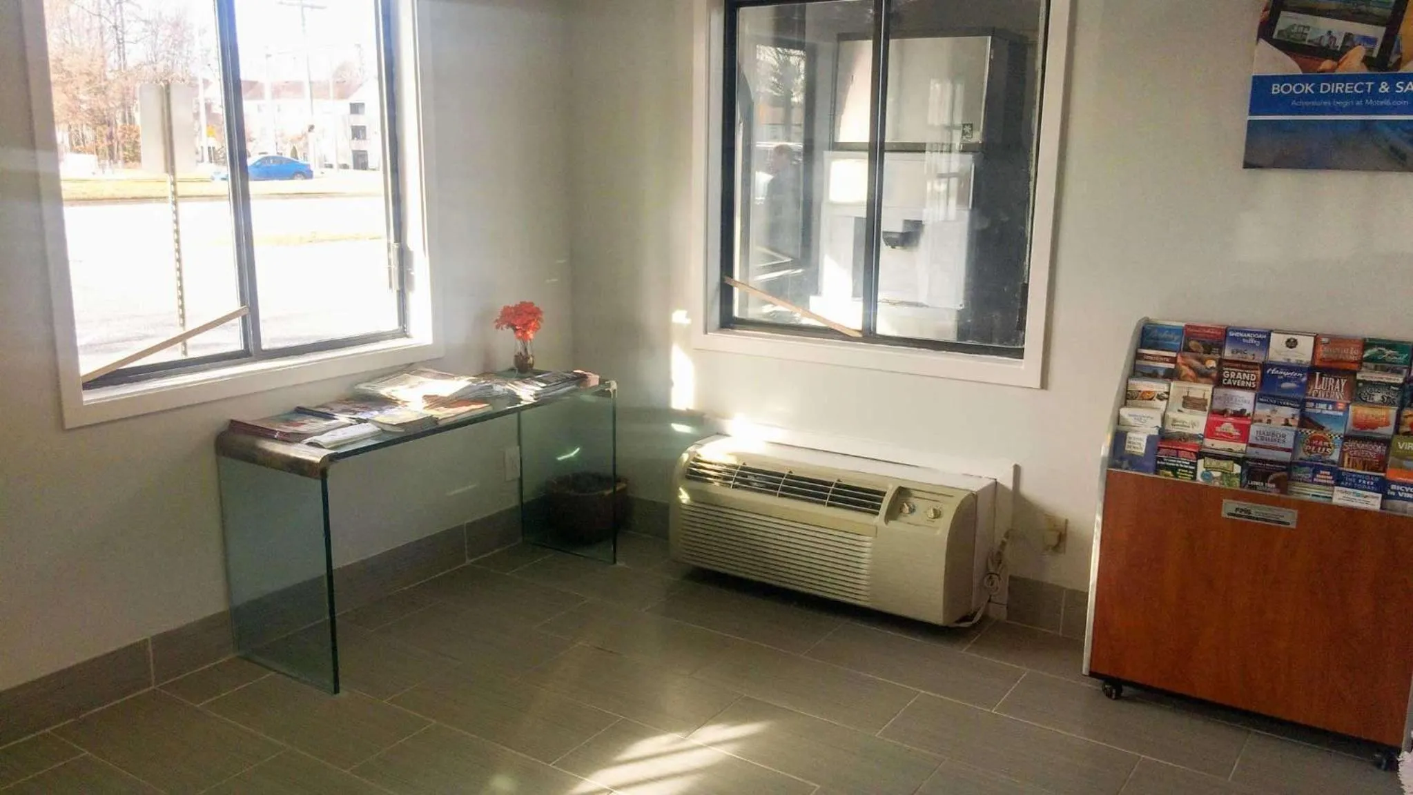 Lobby or reception in Motel 6 Newport News, VA – Fort Eustis