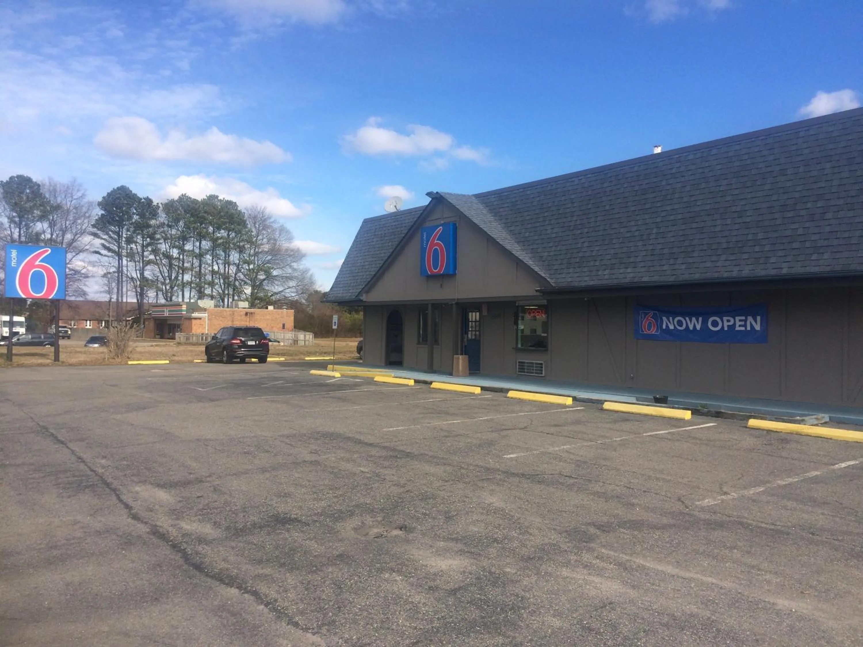 Property building in Motel 6 Newport News, VA – Fort Eustis