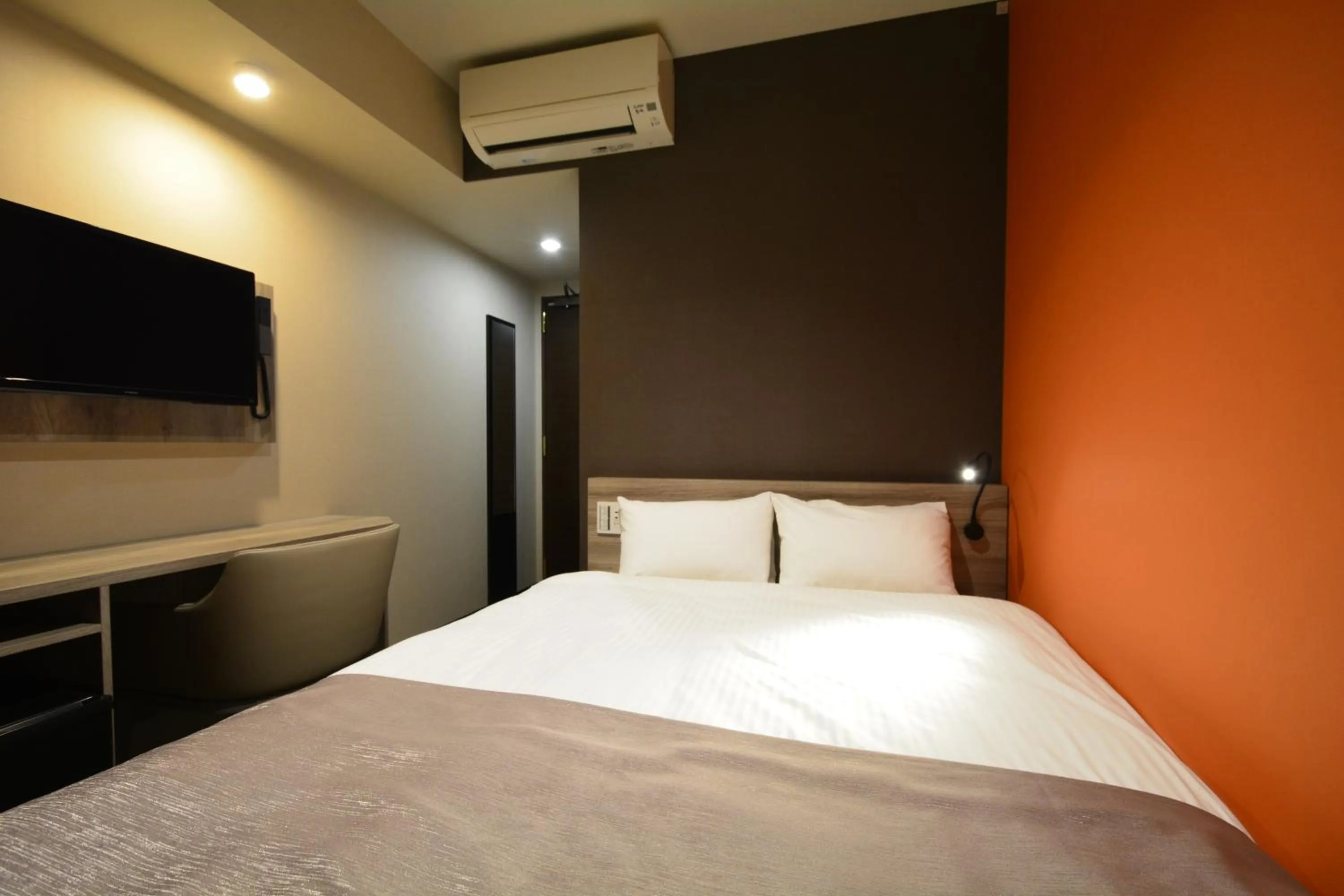 Photo of the whole room, Bed in Hotel Sanrriott Shinsaibashi