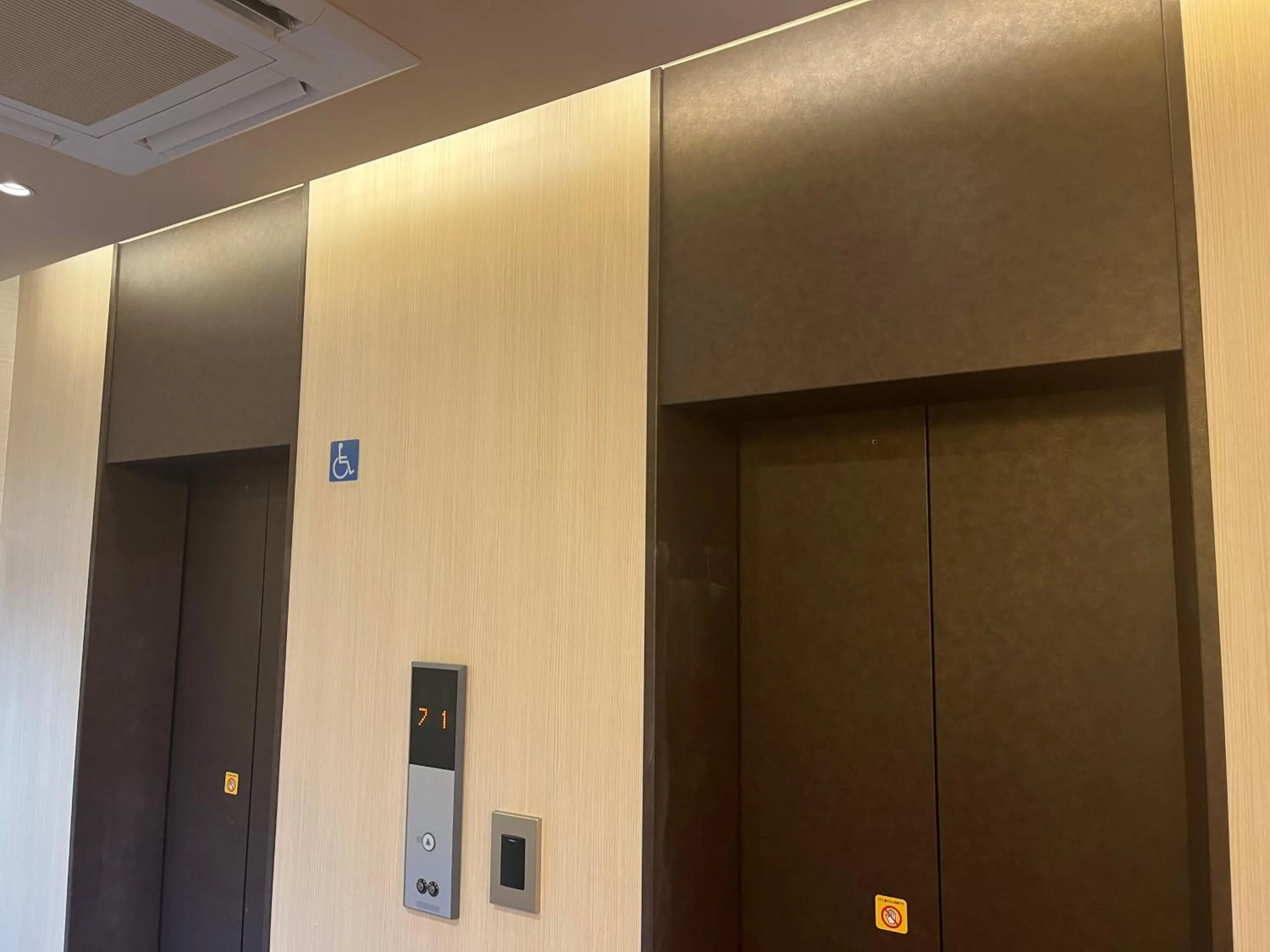 elevator in Hotel Sanrriott Shinsaibashi