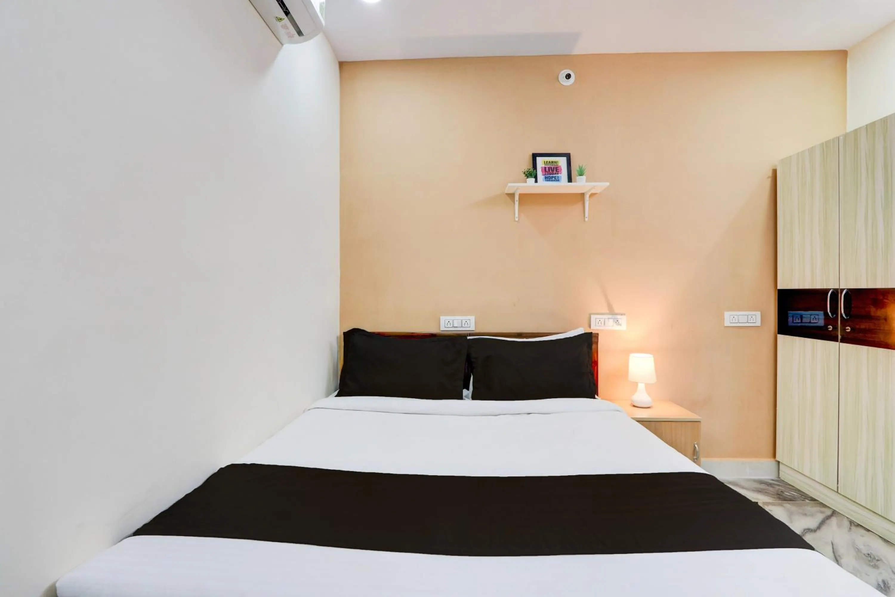 Bedroom, Bed in Super Collection O Sri Balaji Luxury rooms