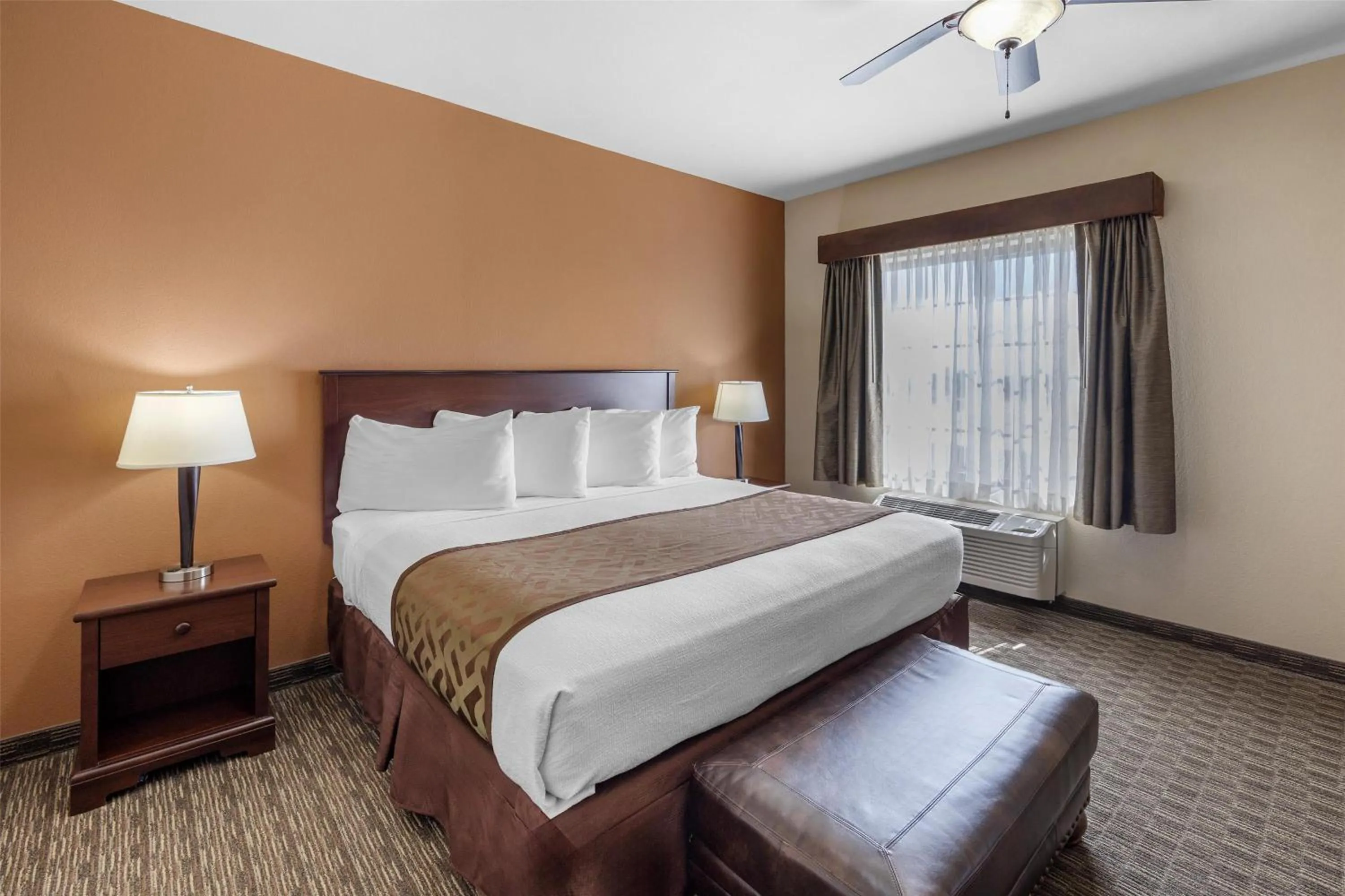 Photo of the whole room, Bed in Best Western North Edge Inn