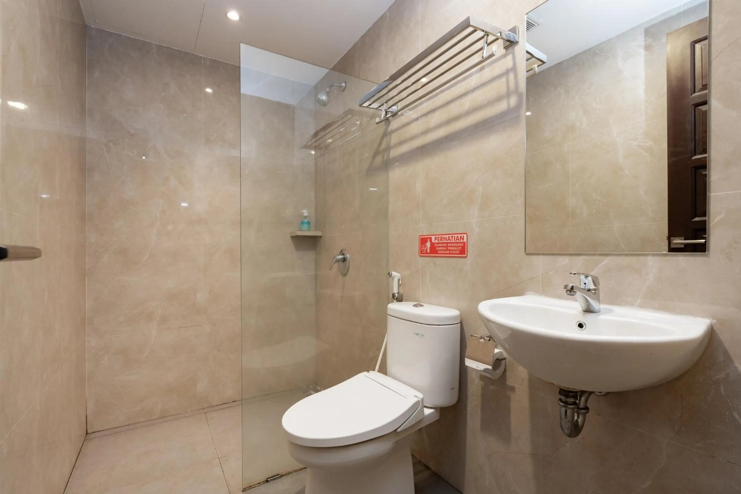 Bathroom in RedDoorz Plus @ UNO Jalan Merak Samarinda