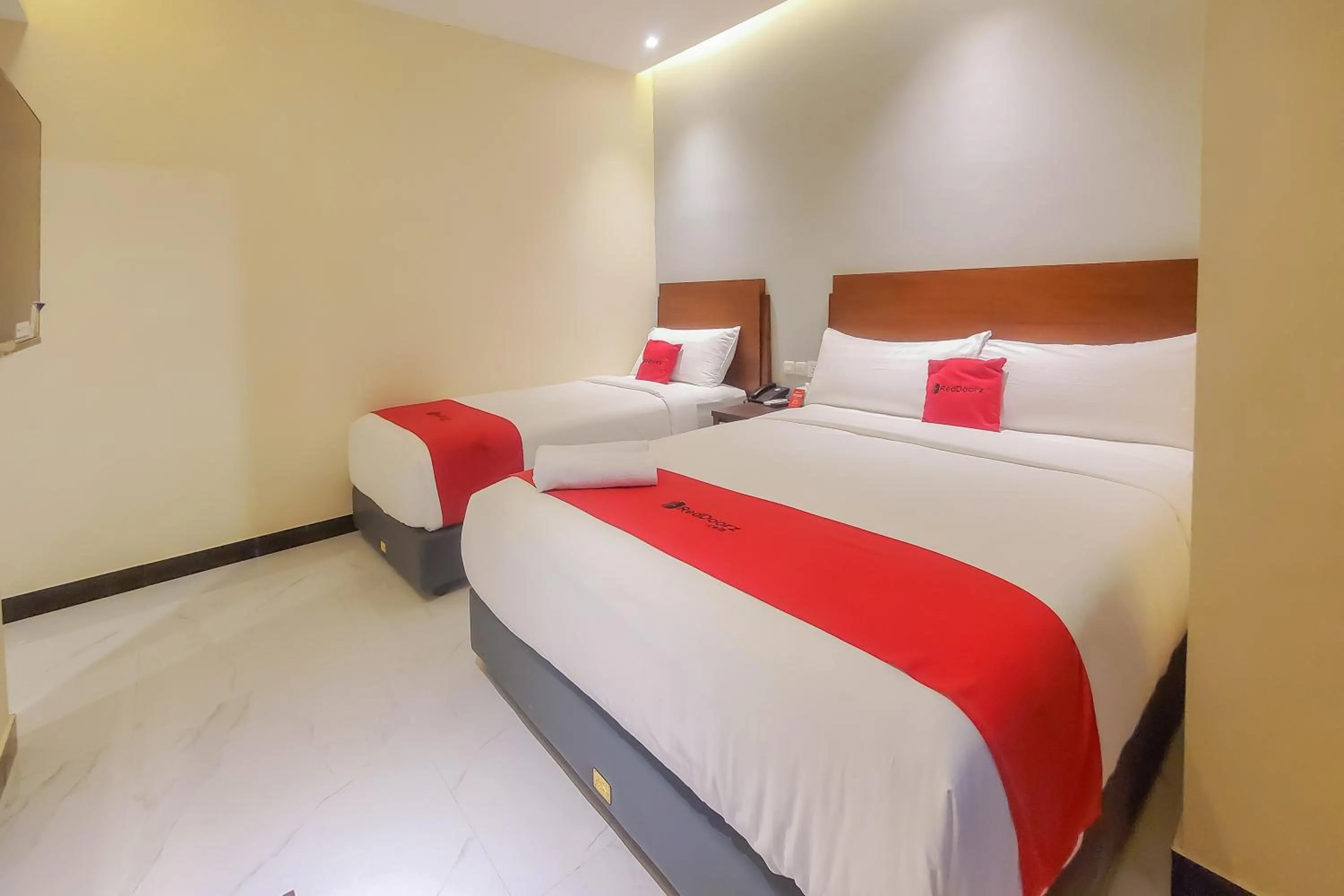 Bedroom, Bed in RedDoorz Plus @ UNO Jalan Merak Samarinda