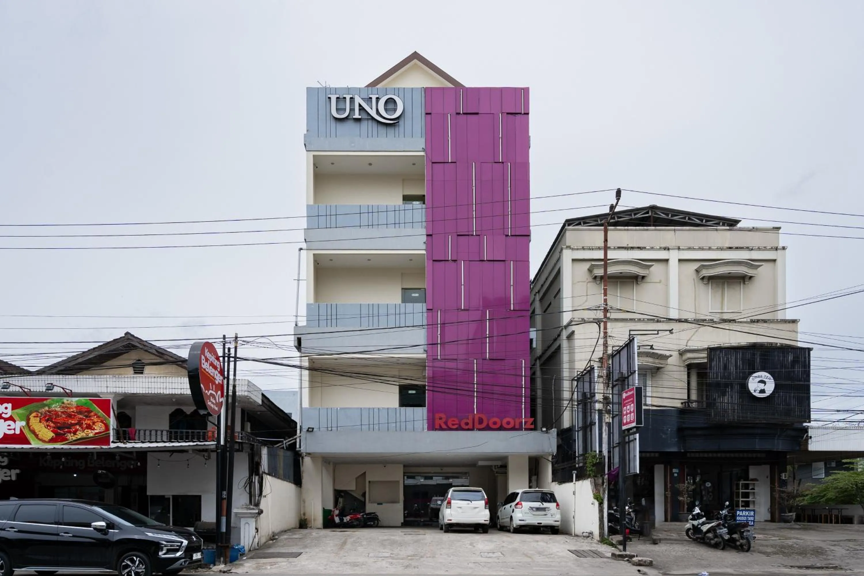 Facade/entrance in RedDoorz Plus @ UNO Jalan Merak Samarinda