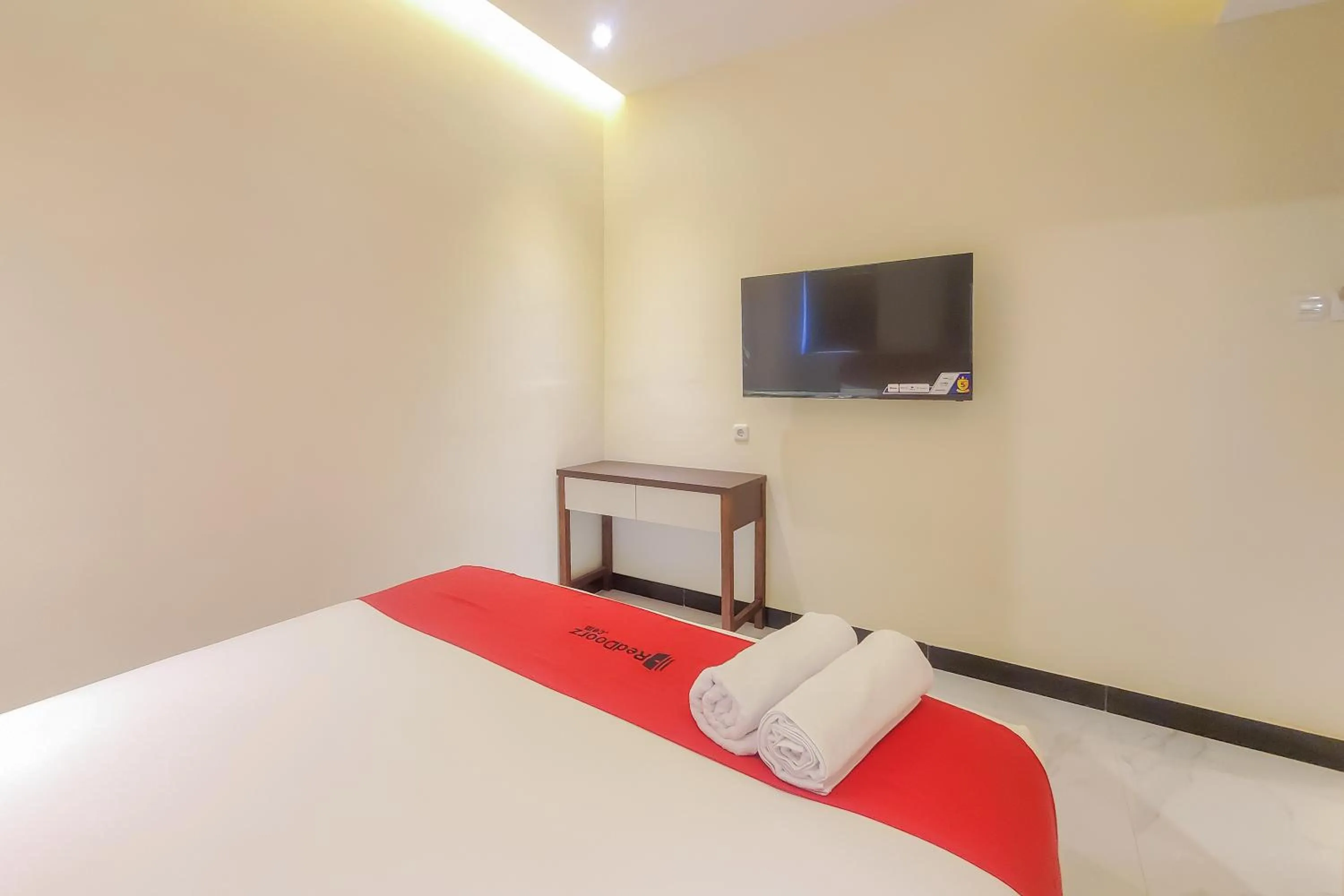 Bedroom, Bed in RedDoorz Plus @ UNO Jalan Merak Samarinda
