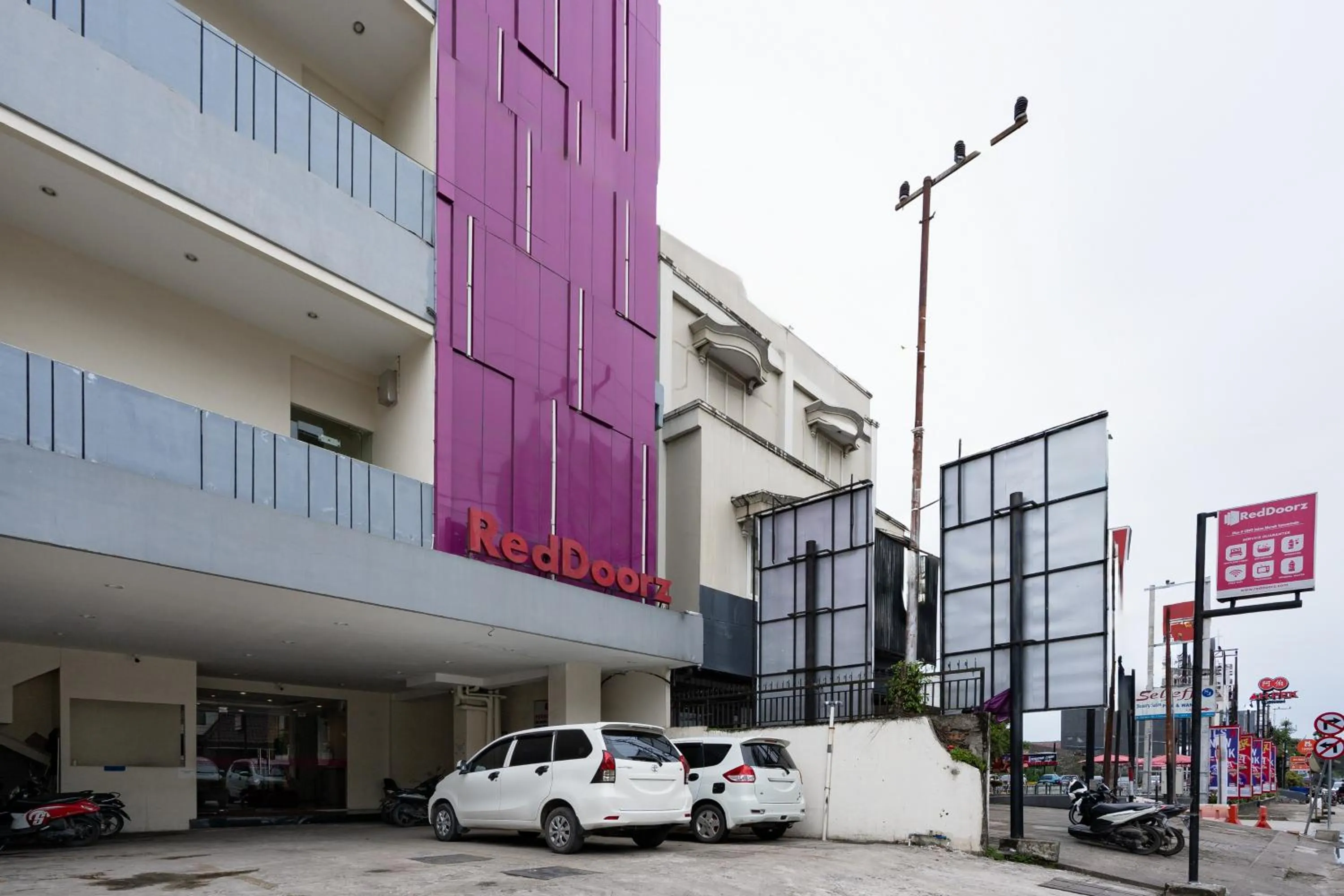 Parking in RedDoorz Plus @ UNO Jalan Merak Samarinda