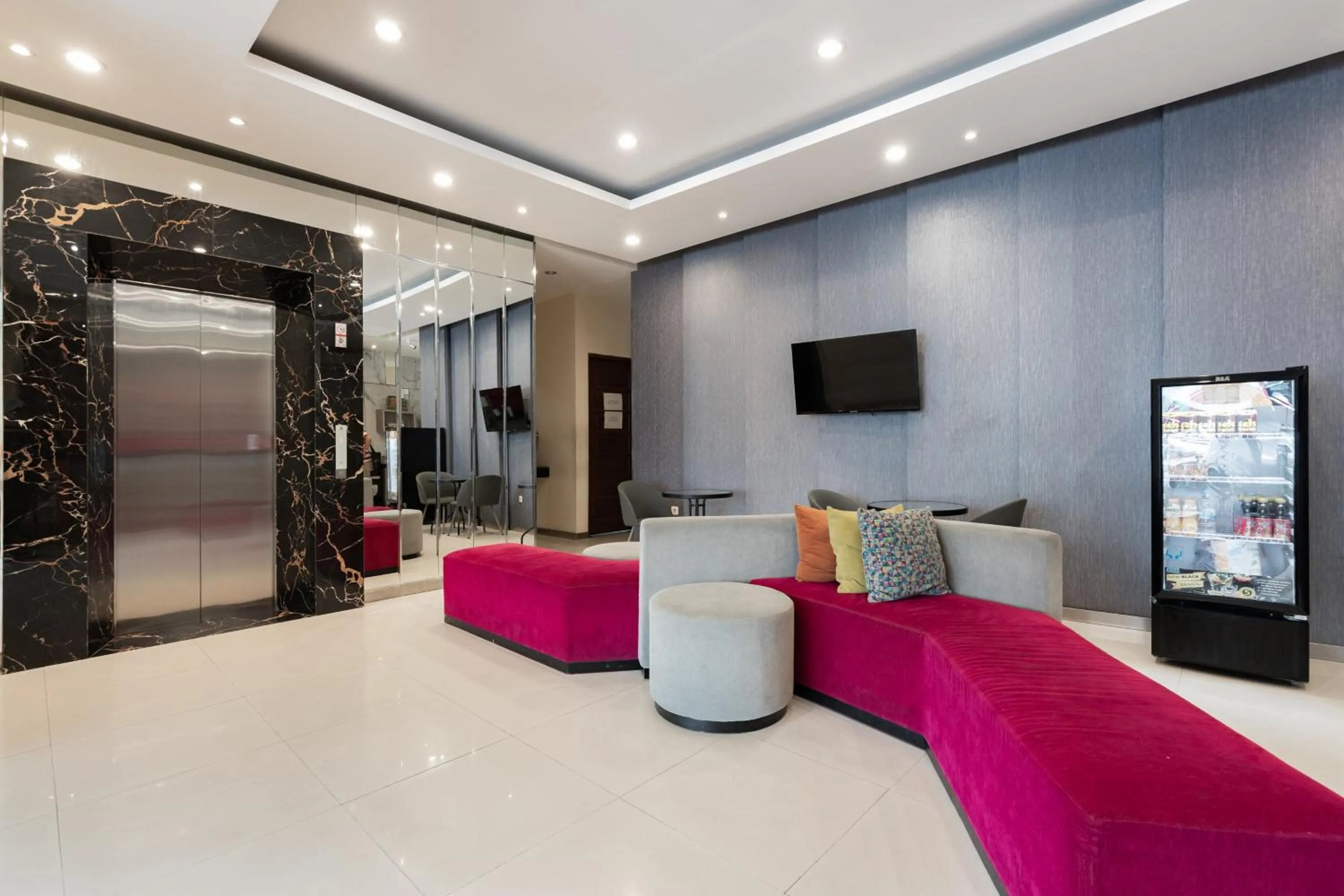 Seating area in RedDoorz Plus @ UNO Jalan Merak Samarinda