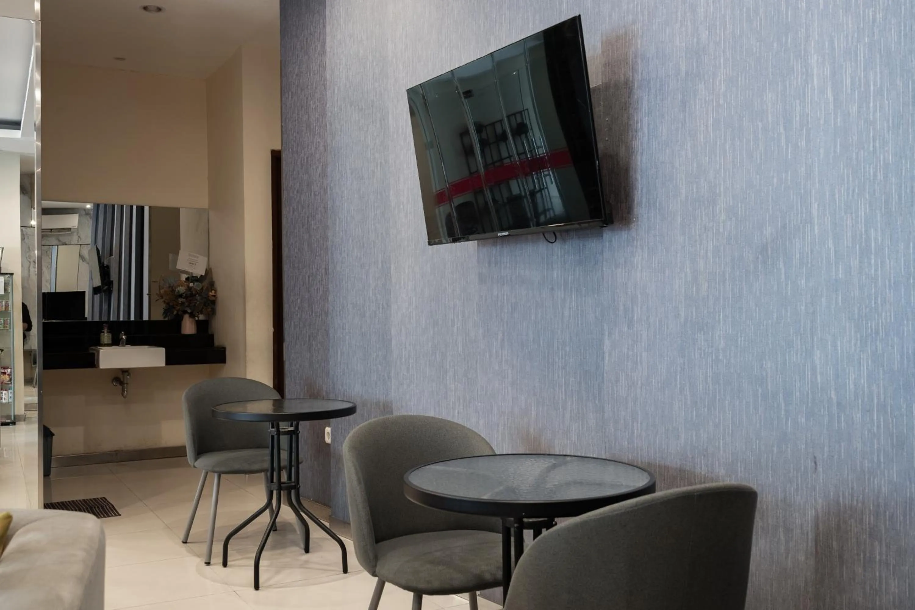 Seating area in RedDoorz Plus @ UNO Jalan Merak Samarinda