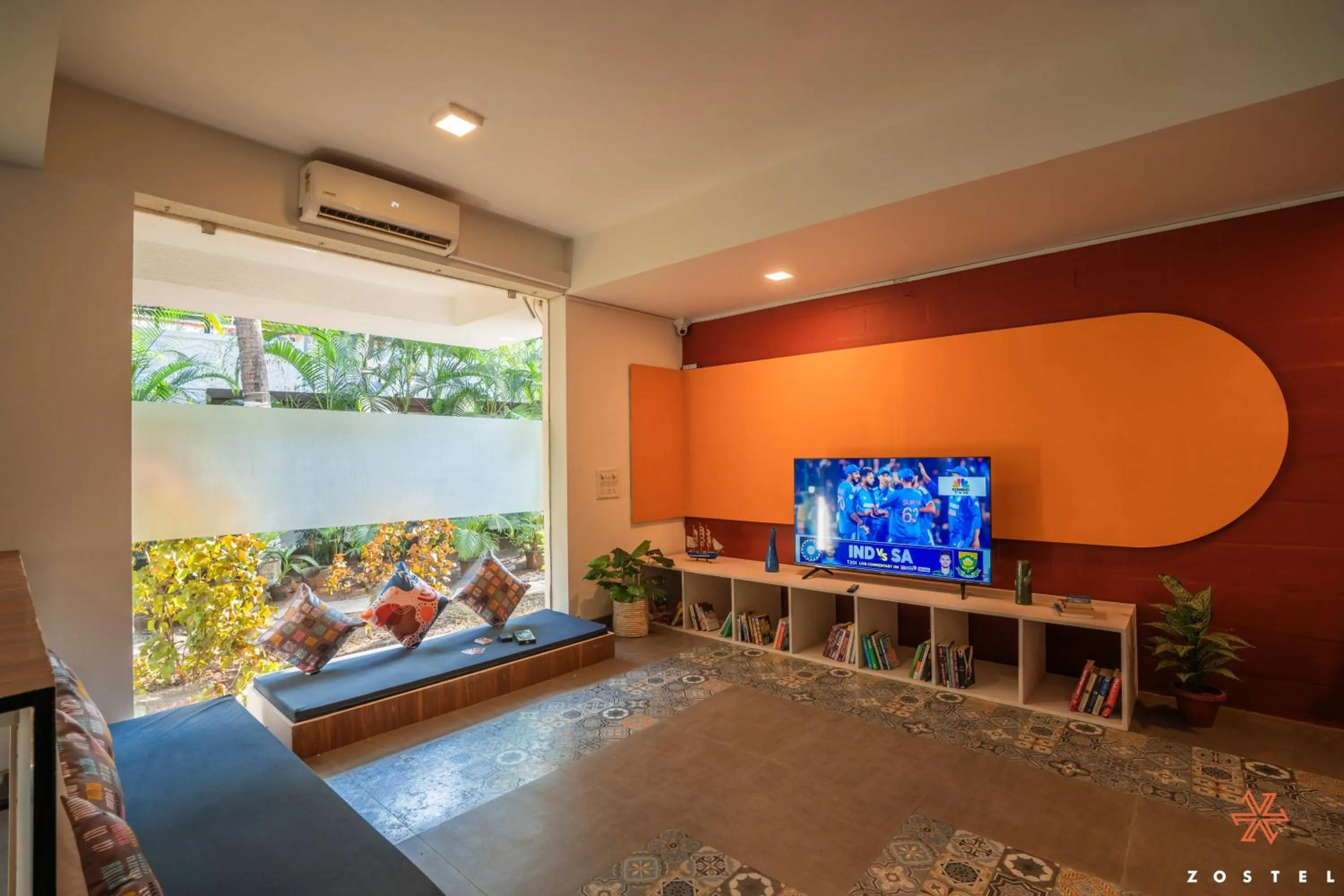 Communal lounge/ TV room in Zostel Goa (Anjuna)