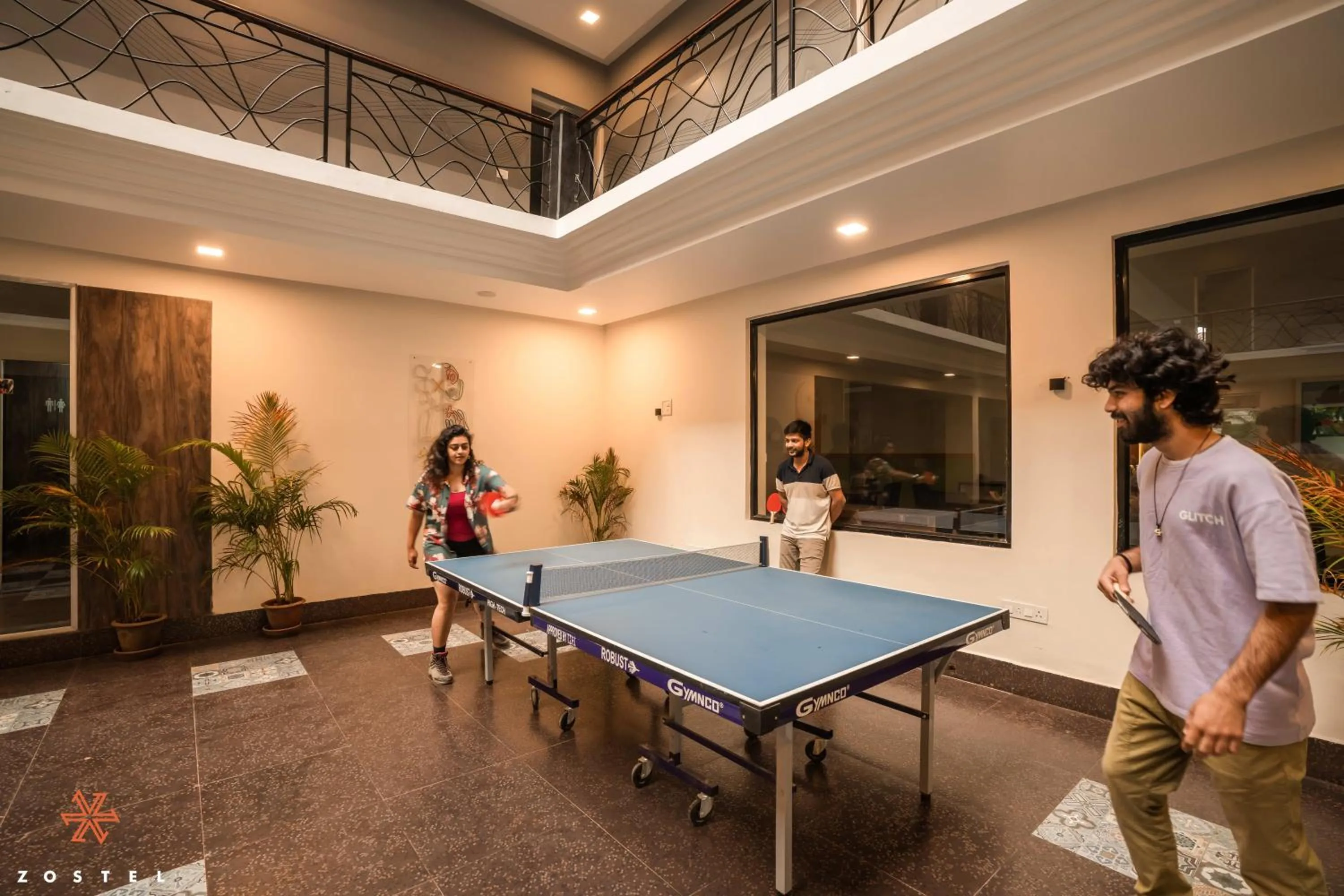 Communal lounge/ TV room in Zostel Goa (Anjuna)