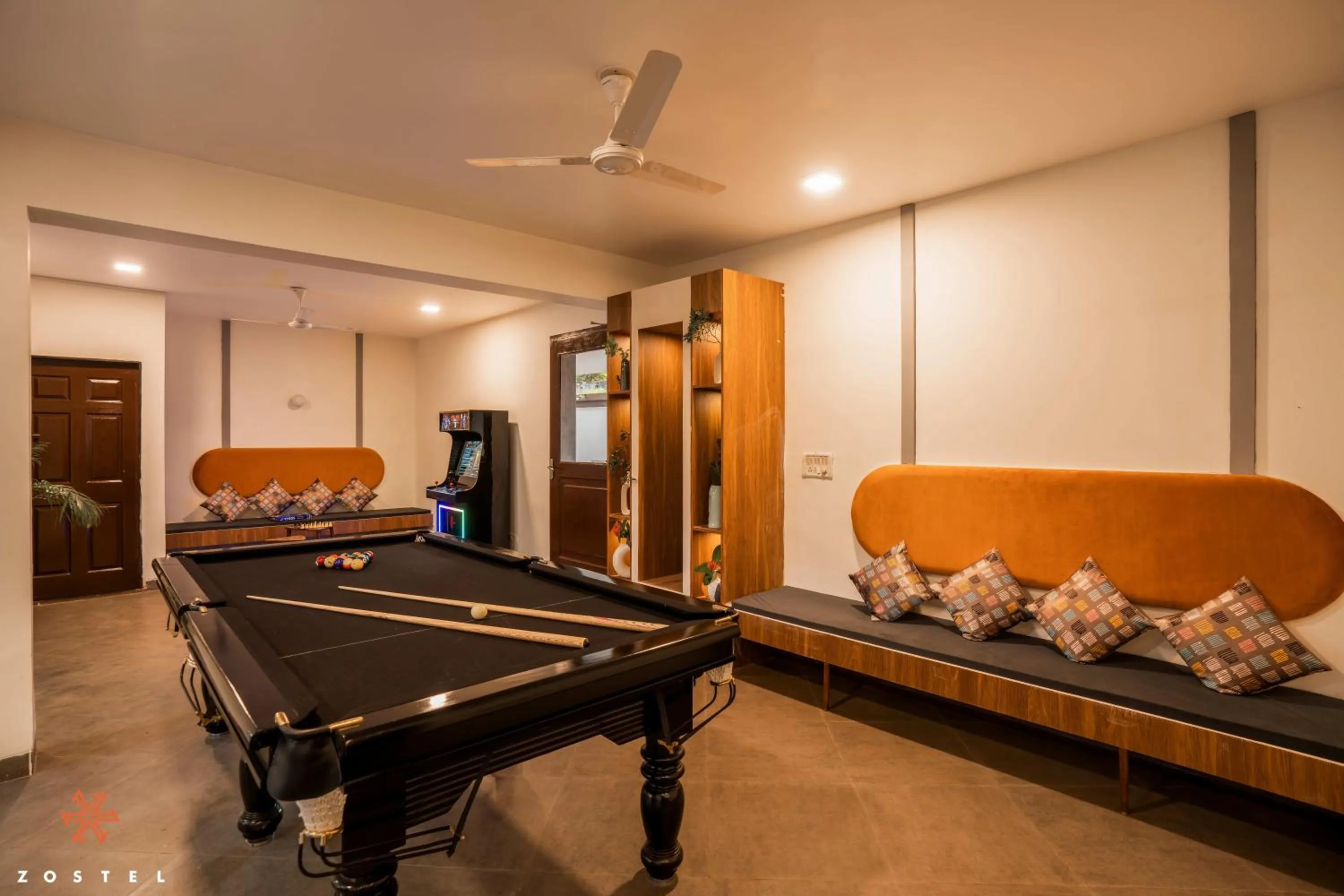 Communal lounge/ TV room in Zostel Goa (Anjuna)