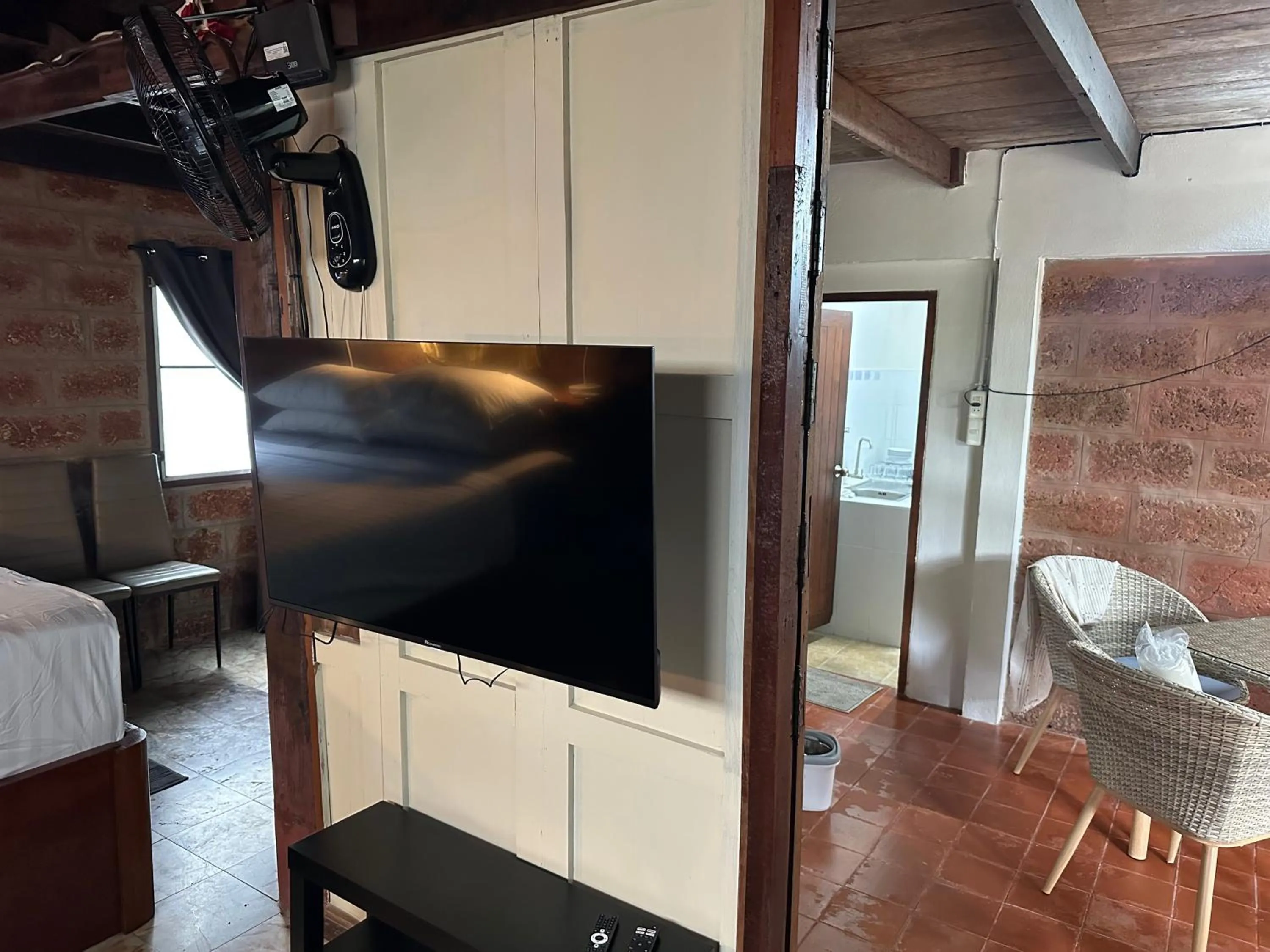 TV and multimedia in Coco Mountain View Guest House Hotel