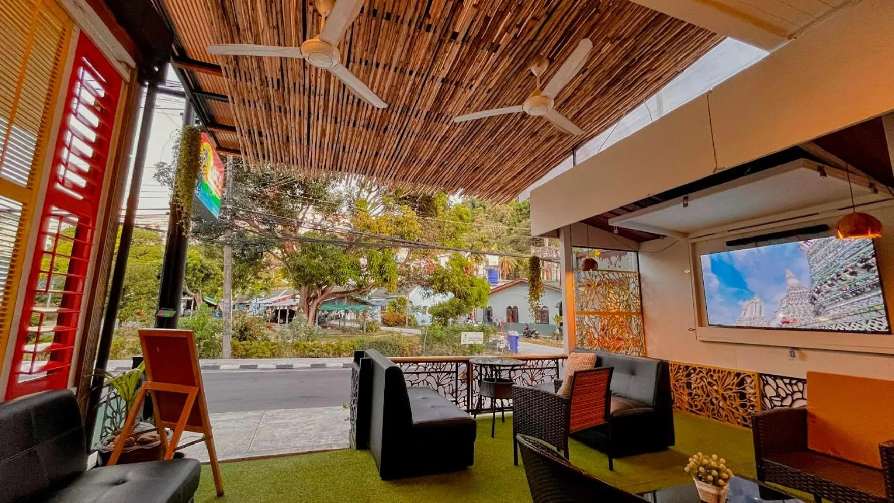 Communal lounge/ TV room in Coco Mountain View Guest House Hotel