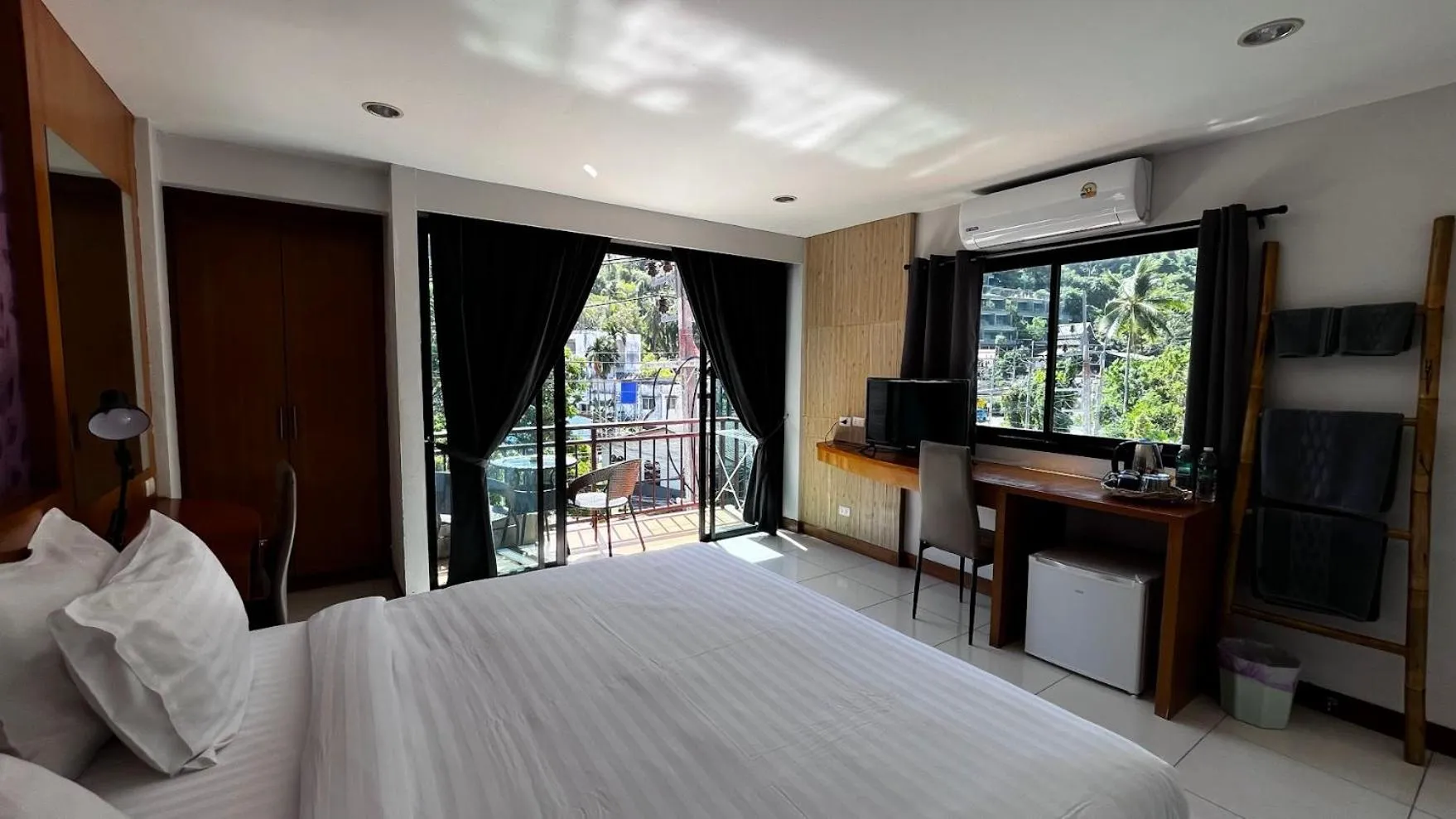 Deluxe Double Room with Balcony in Coco Mountain View Guest House Hotel