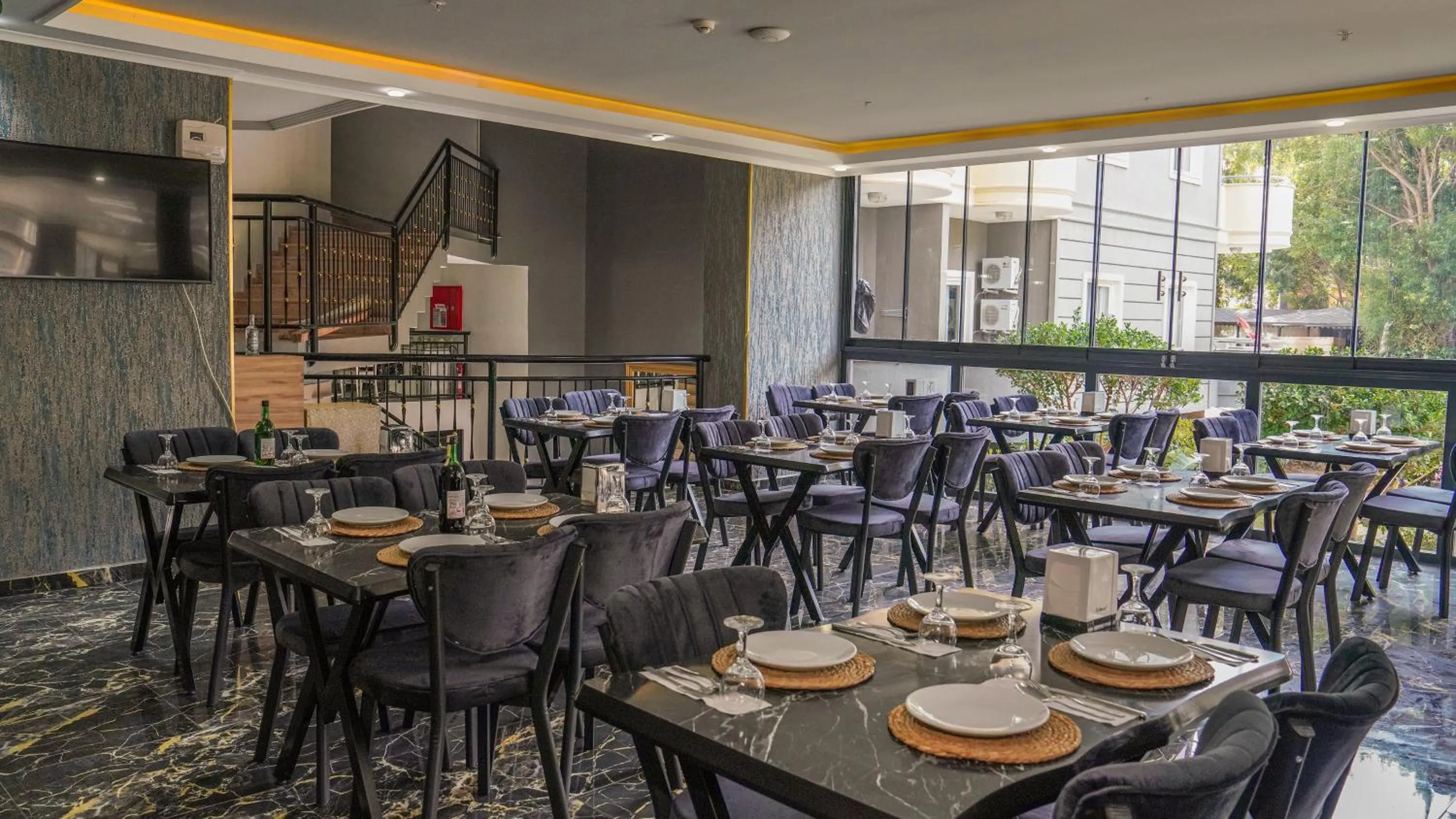 Restaurant/places to eat in Grand Alisa Hotel (Ex. Royalisa Hotel)