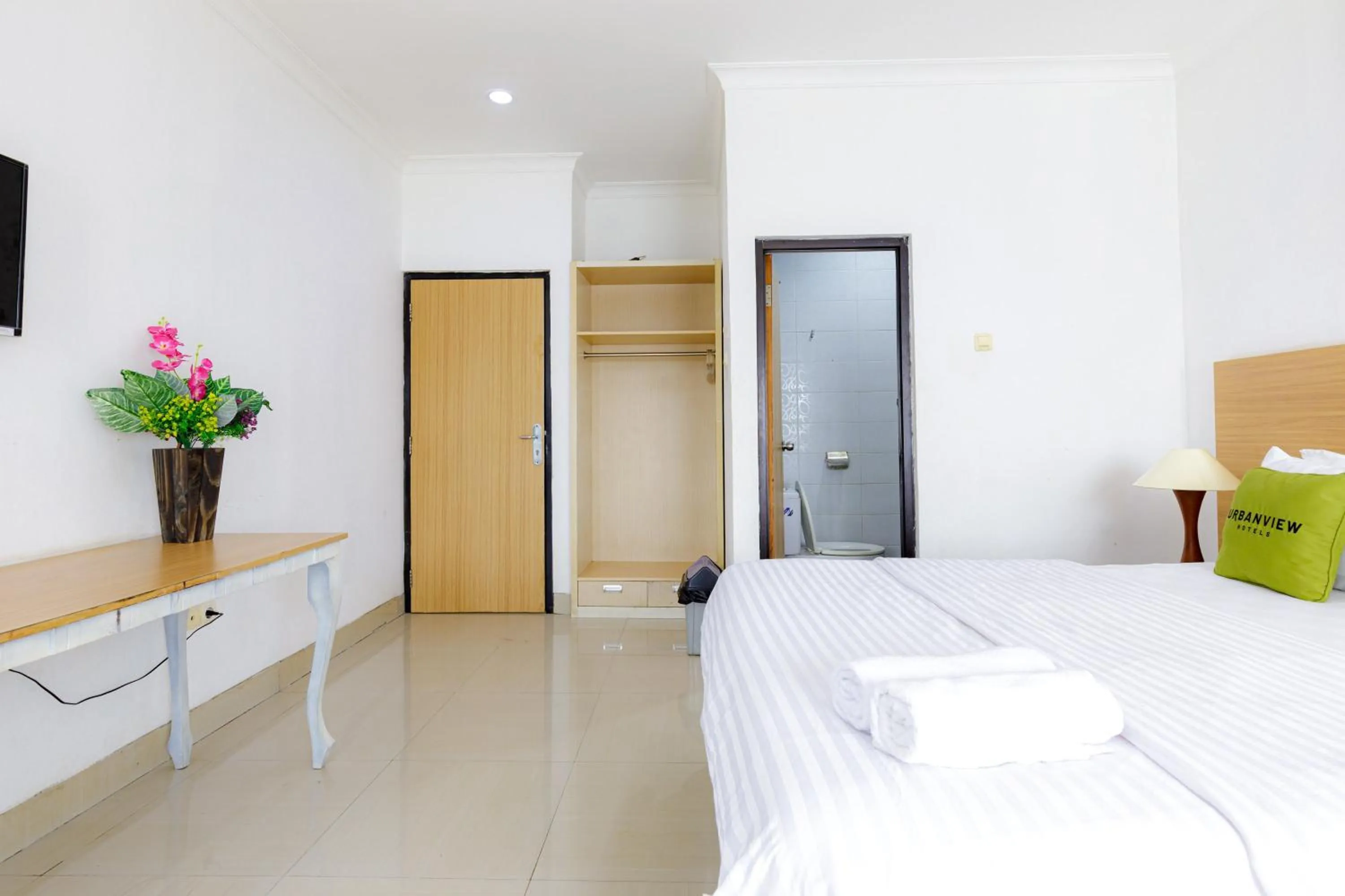 Bedroom, Bed in Urbanview SRB near Mall Ciputra Cibubur by RedDoorz